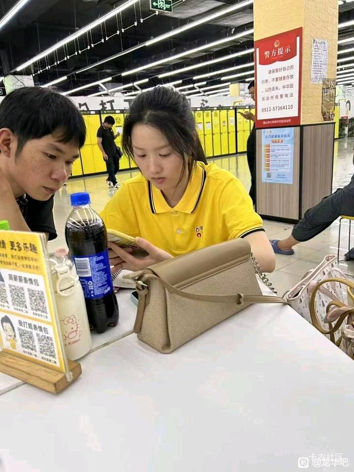 请问一下，这两个女孩怎么联系？好可爱啊，好喜欢这种气质的女孩


18 / 作者:卡农叶蕴仪 / 