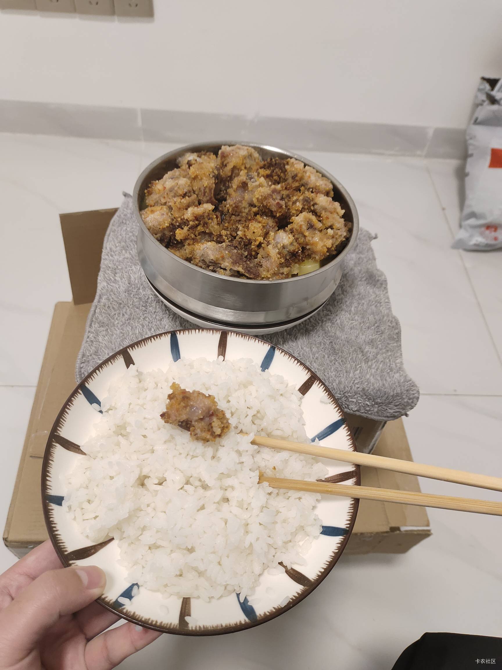 租房做的第一餐粉蒸排骨，老哥们先吃。在外面吃了半年多，还是自己做饭大块吃肉下饭

3 / 作者:菲菲飞呀飞 / 