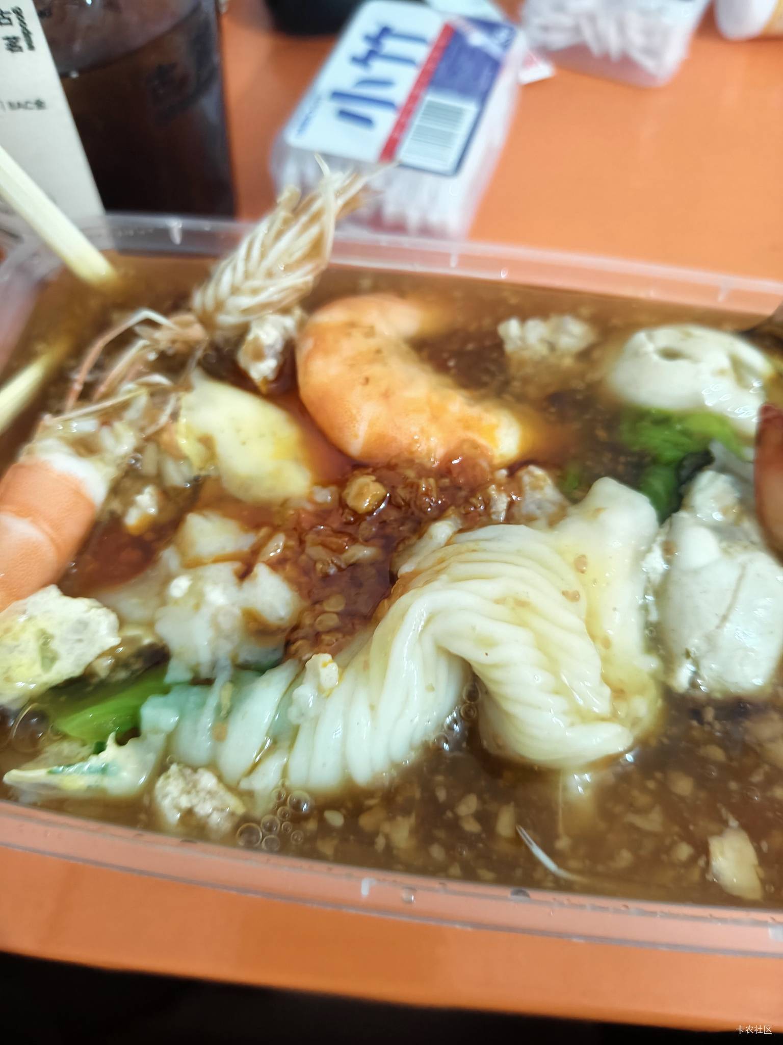 还是挂壁好 喝着美团送的美式咖啡 吃着美团7块钱买的肠粉 还有龙虾生蚝  进厂一辈子也86 / 作者:举报仔死全家 / 