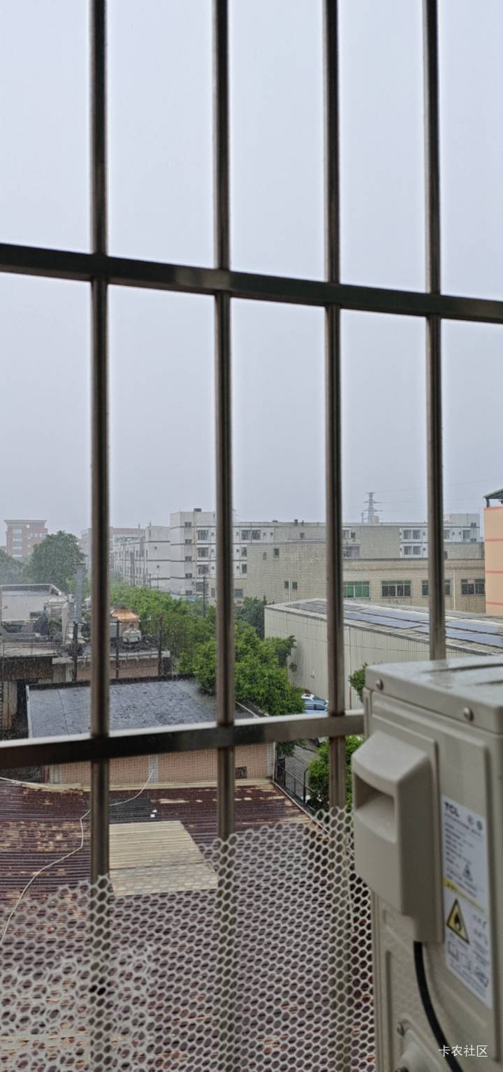 东莞塘厦在下暴雨，出不去了

18 / 作者:卡农叶蕴仪 / 