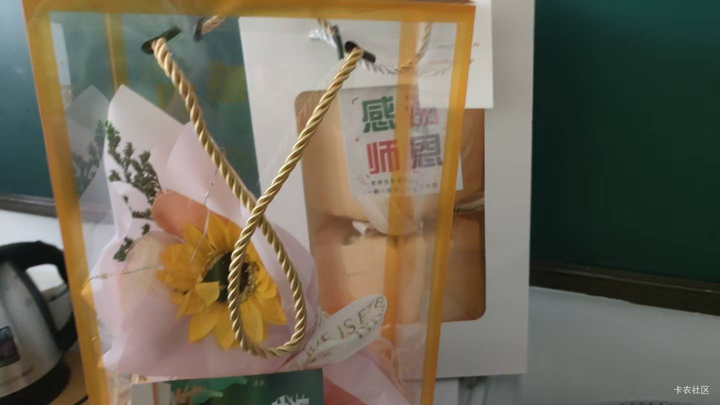 也是收到以前的学生送的花了

8 / 作者:白衣卿相风 / 