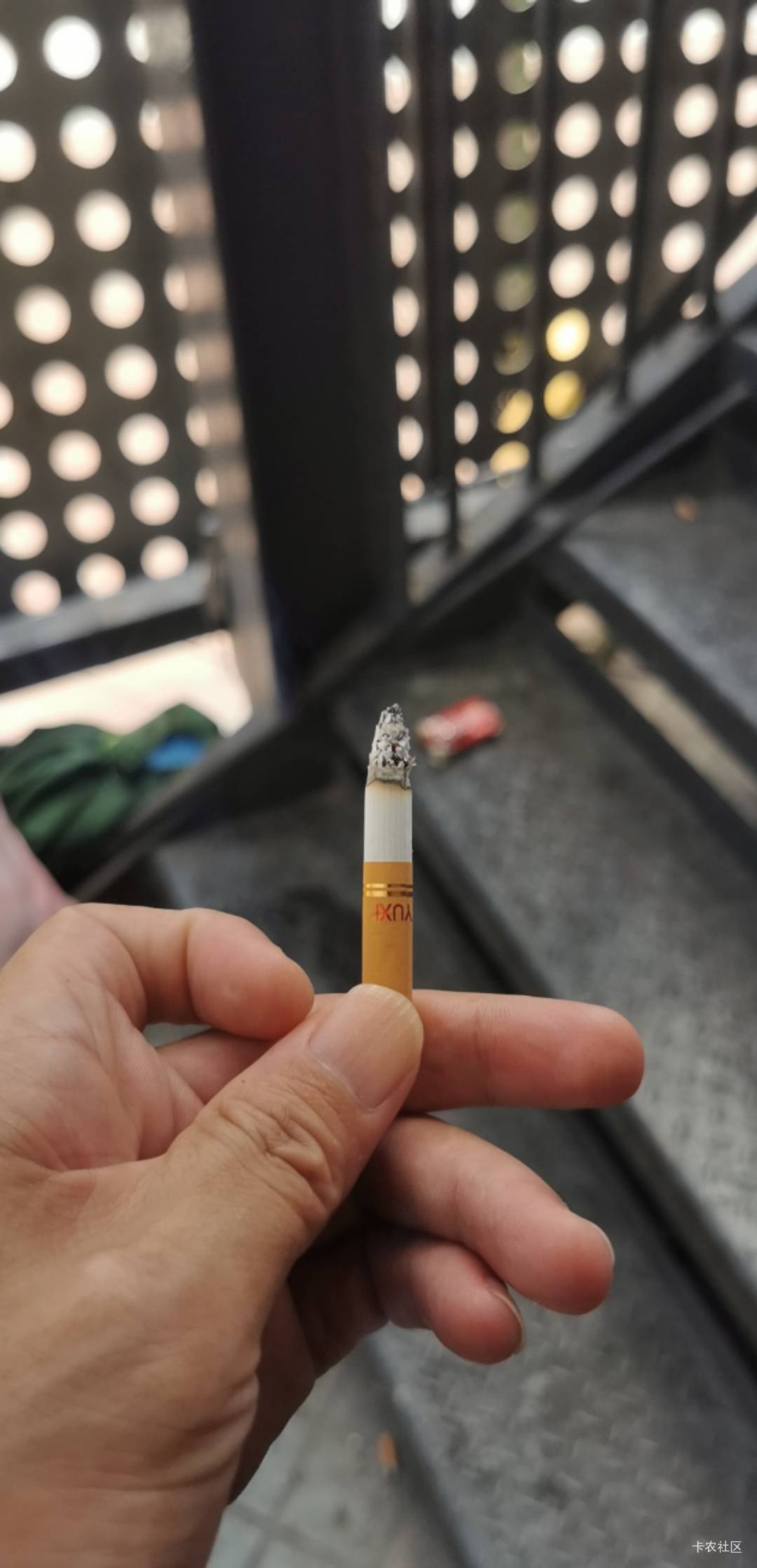 有烟有火机，要不要捡走


27 / 作者:卡卡卡卡夫 / 