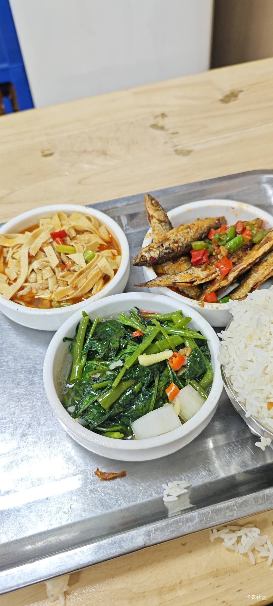 老哥们，开饭了

1 / 作者:卡农豆包 / 