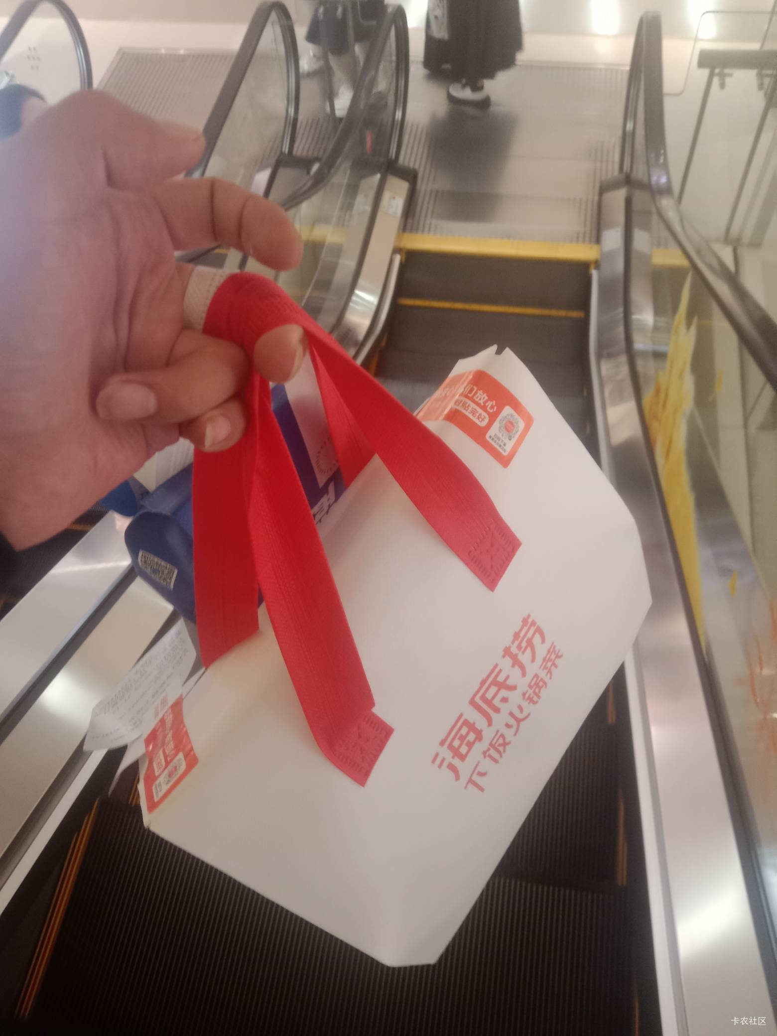 海底捞服务真牛批，骑手过去吃的，水果，和茶都招待上。666

76 / 作者:mmmmkbh / 