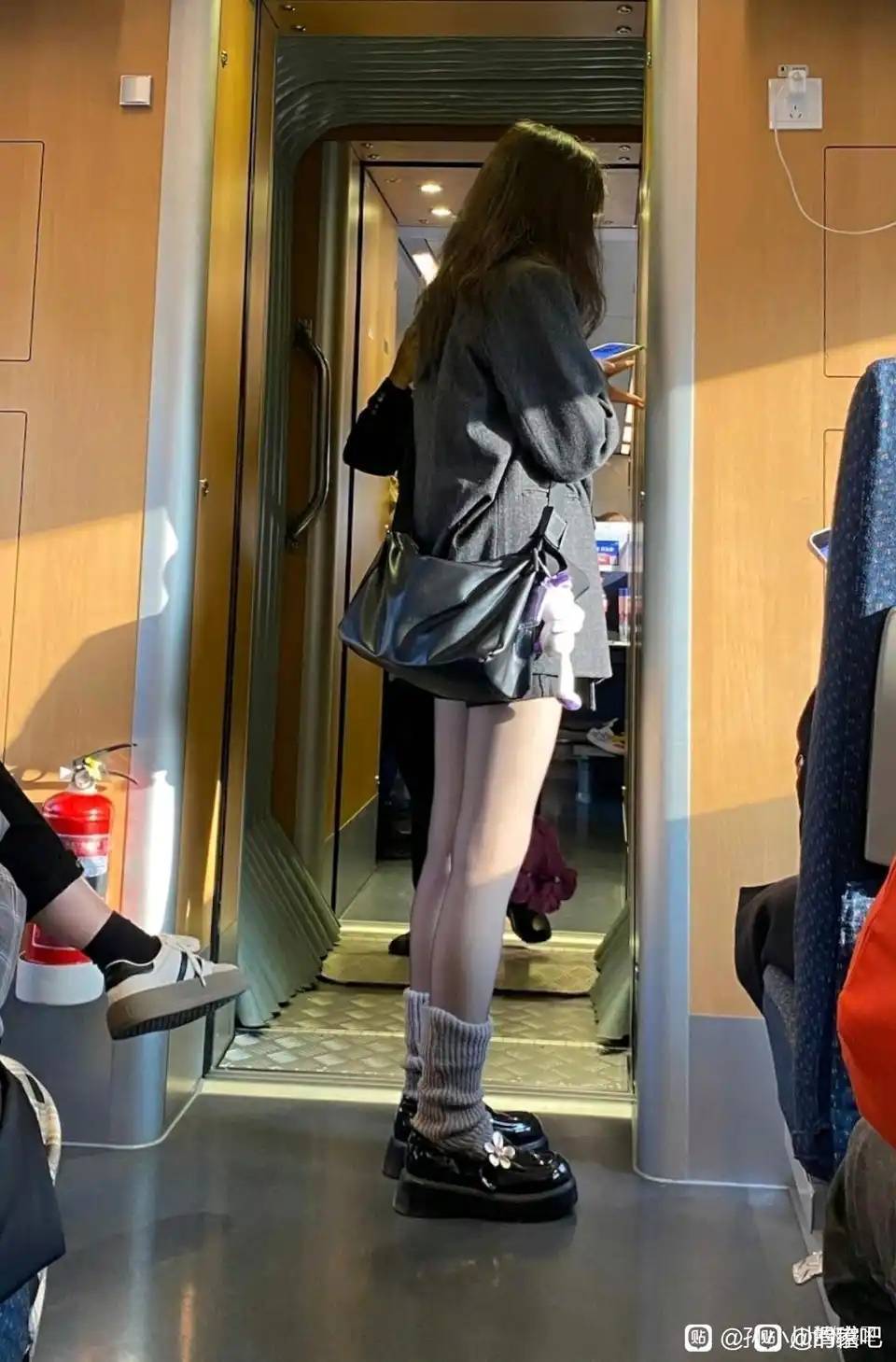 我第一个女朋友老是离家出走来占据主动权，我当时都被她洗了。她主动提分手过了大半年7 / 作者:好好做个卡农人 / 