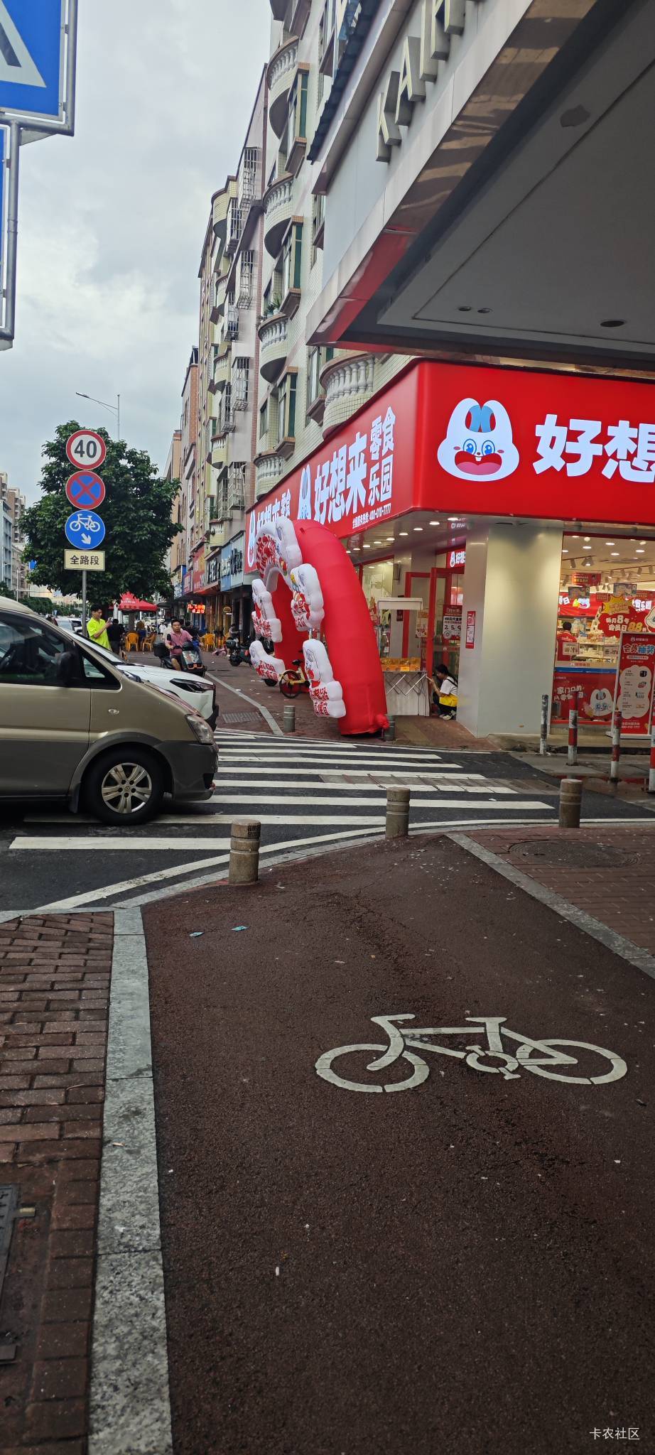 东莞零食店多的一批，马路二边一边一家


62 / 作者:卡农豆包 / 