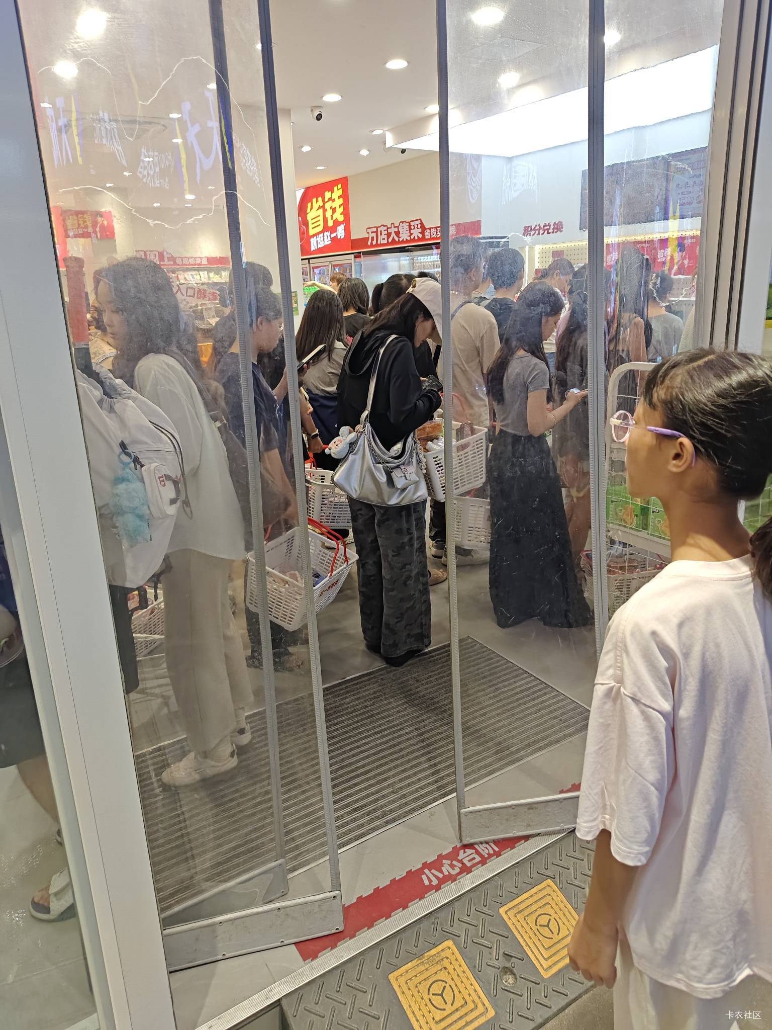 这台风帮助零食店清空库存了，村里的赵一鸣，零食有鸣全是人！

82 / 作者:元小号 / 