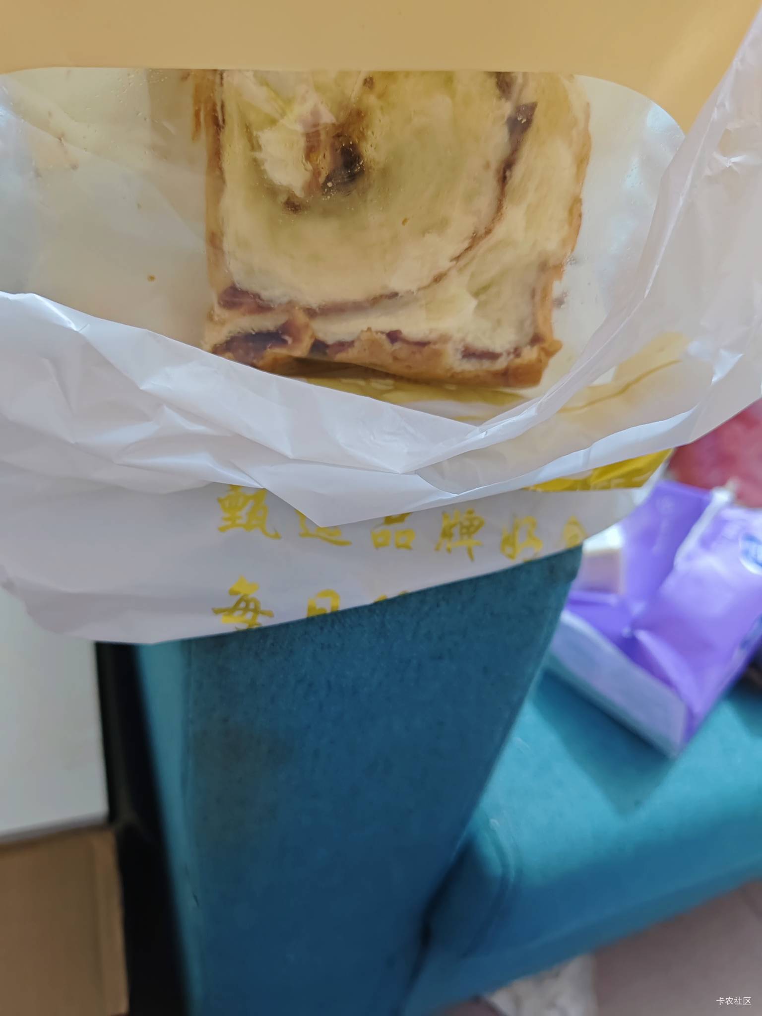 面包越吃越饿，外卖还没解除，还是得下楼找饭吃！

95 / 作者:元小号 / 
