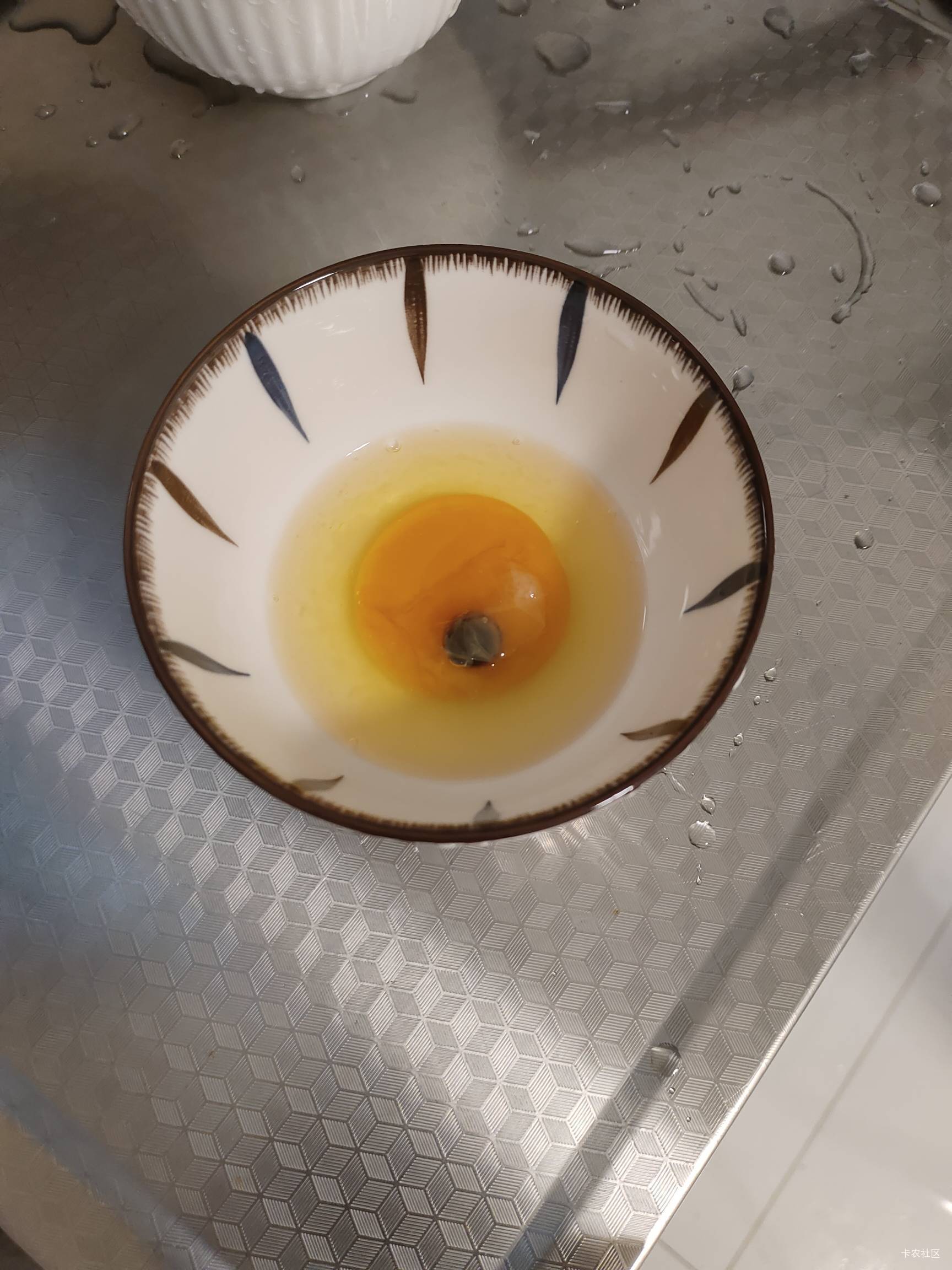 老哥们，刚准备煎个蛋吃，这打开咋是这种，还能吃吗

77 / 作者:菲菲飞呀飞 / 