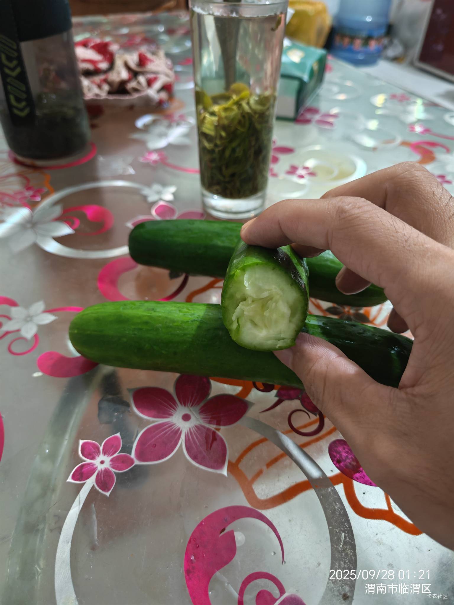 饿的睡不着，郊外外卖都不送，家里有老人，想做饭都难。。。

23 / 作者:你我已入账 / 