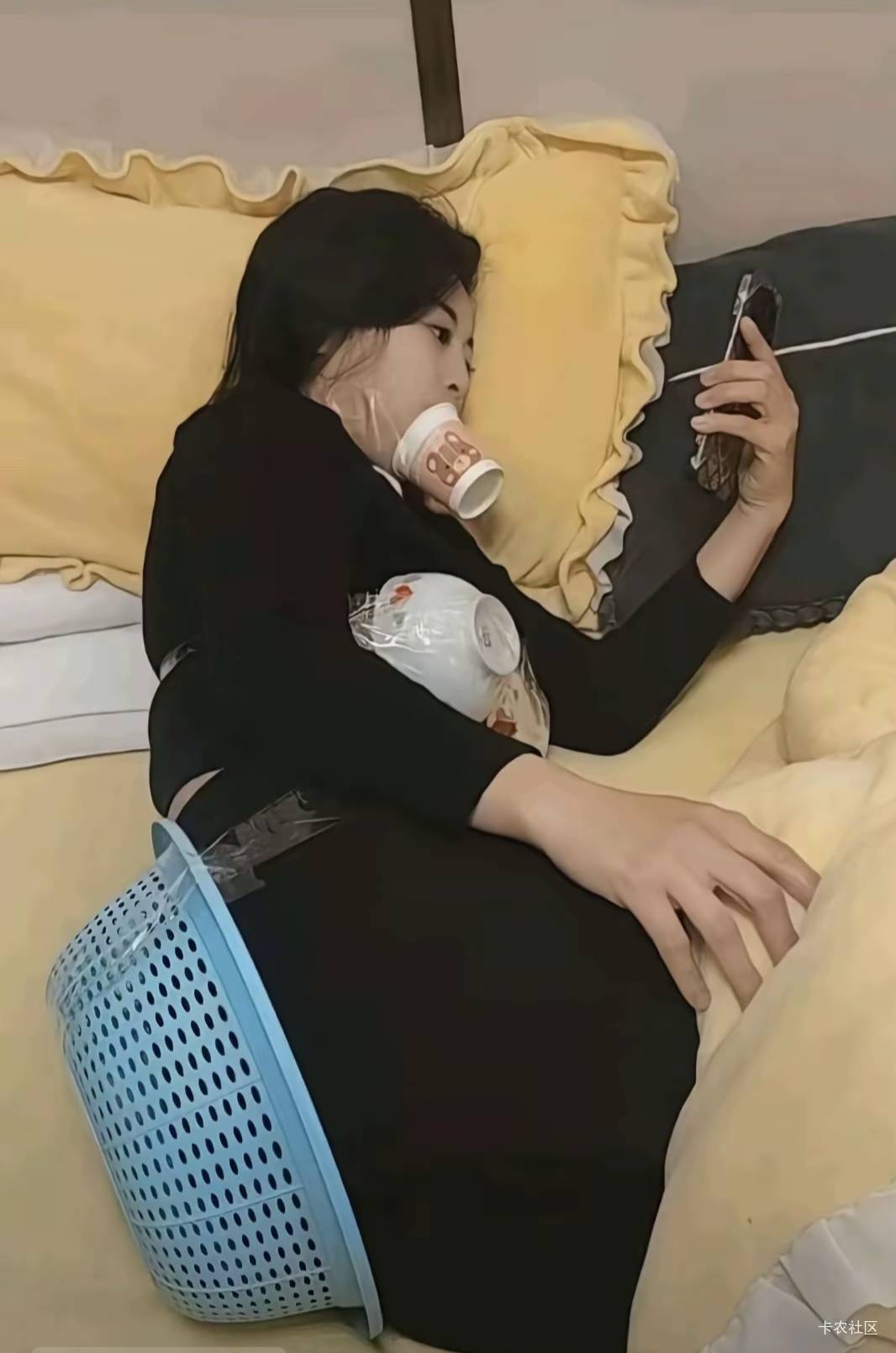 哟老婆是不是现在变心了。整天抱着手机不放，我想看看手机都不让，每天都掩实

72 / 作者:五竹回京了 / 