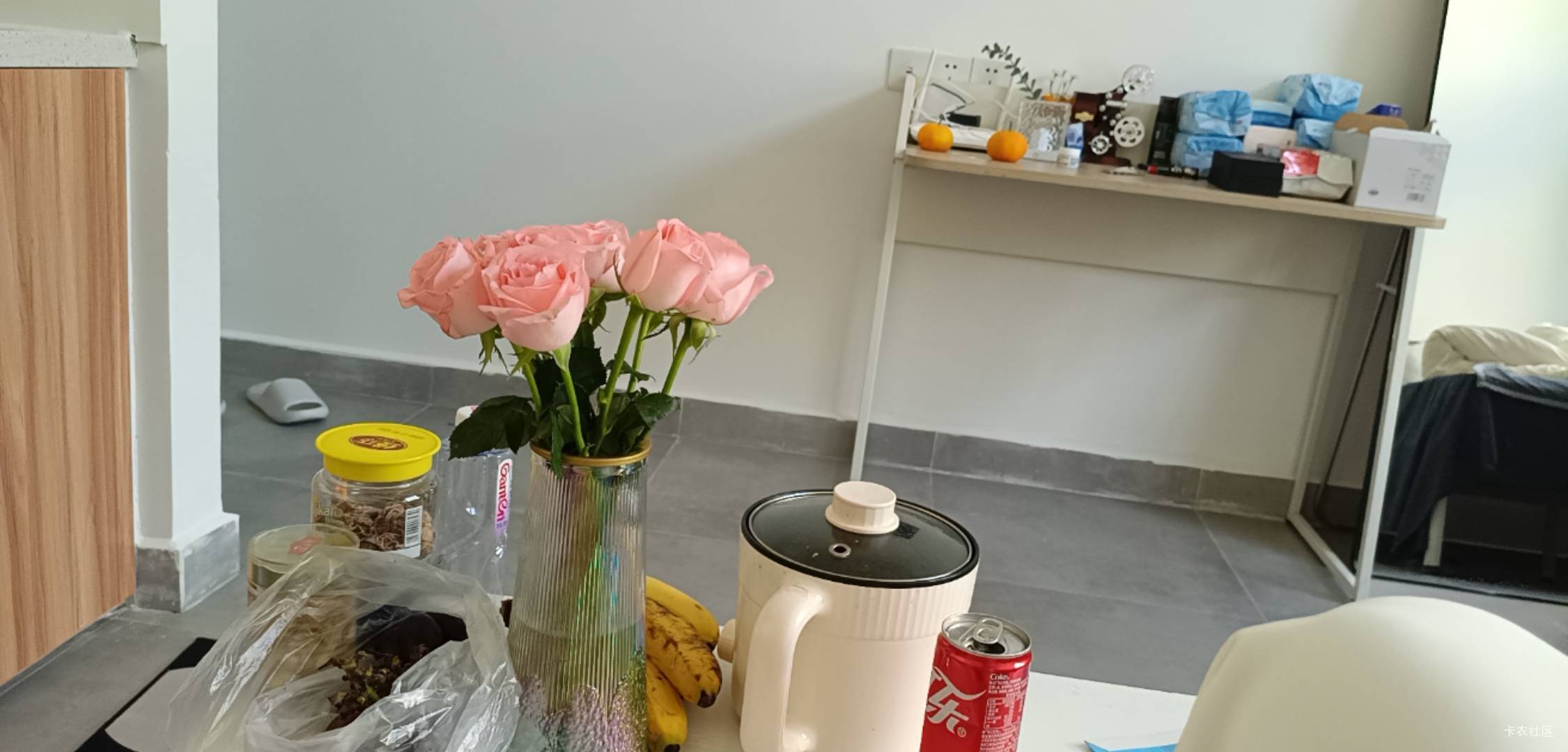 400块钱怎么过6天。还有中秋节要过，蜷缩在出租屋瑟瑟发抖，烟都不敢买了。

93 / 作者:逆流的猫 / 