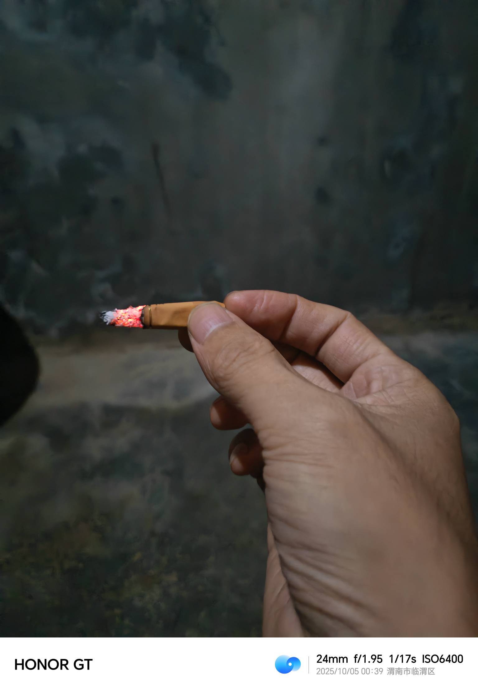 最后一口烟，睡觉，大意了下午回来没买烟，市区要骑电动车4公里。睡觉

28 / 作者:你我已入账 / 