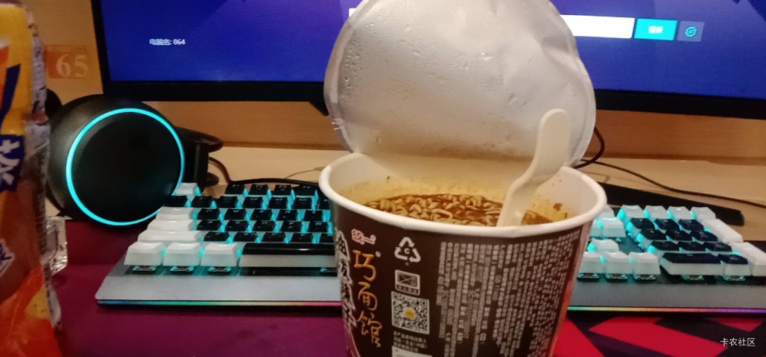 挂壁在网吧，好不容易看广告破零吃个泡面太难了

90 / 作者:奕辰 / 