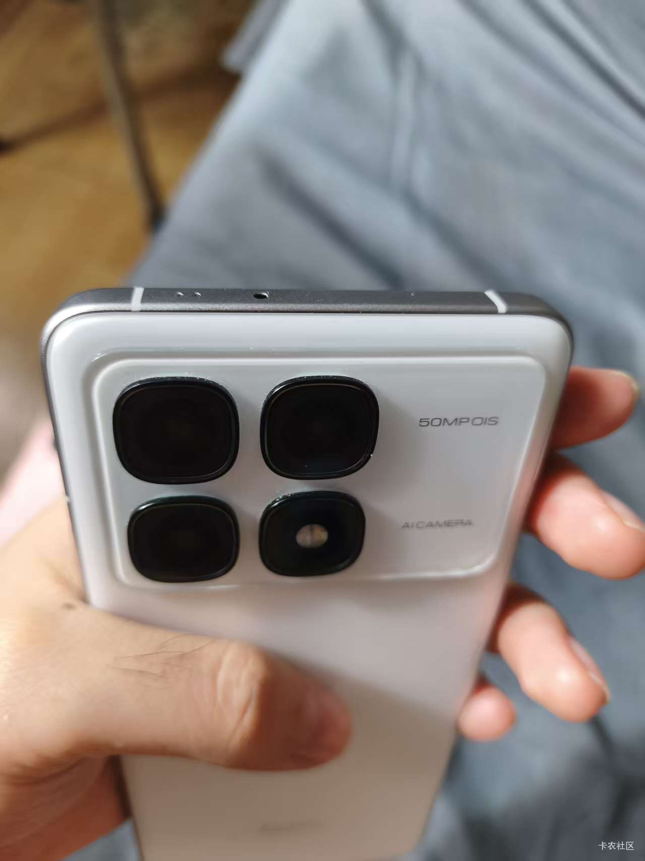 老哥们你们手机后盖这样有缝隙吗 我记得刚买时候严丝合缝 前几天发现这样了 去小米售57 / 作者:ㅤ林余赚钱 / 