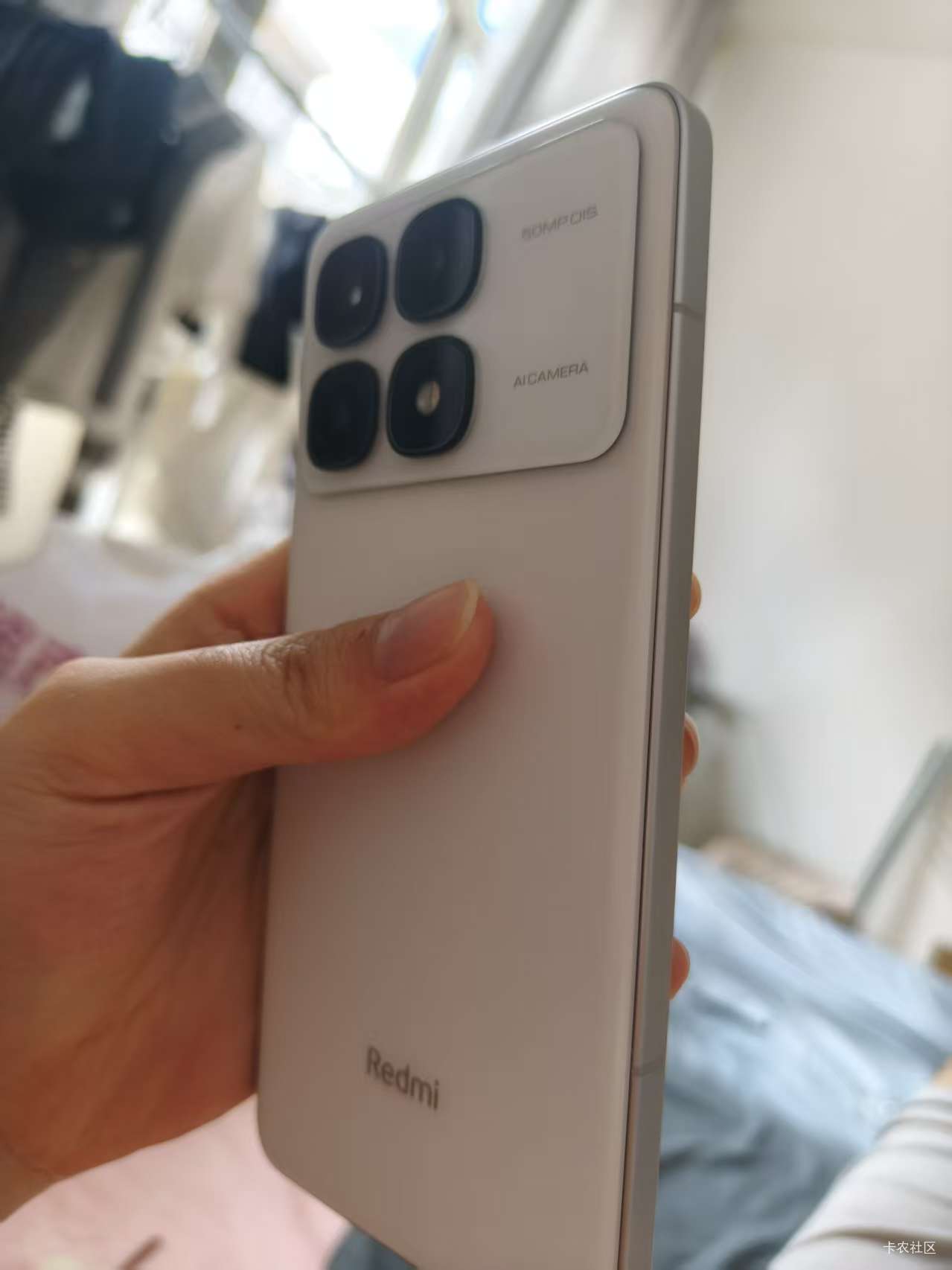 老哥们你们手机后盖这样有缝隙吗 我记得刚买时候严丝合缝 前几天发现这样了 去小米售74 / 作者:ㅤ林余赚钱 / 