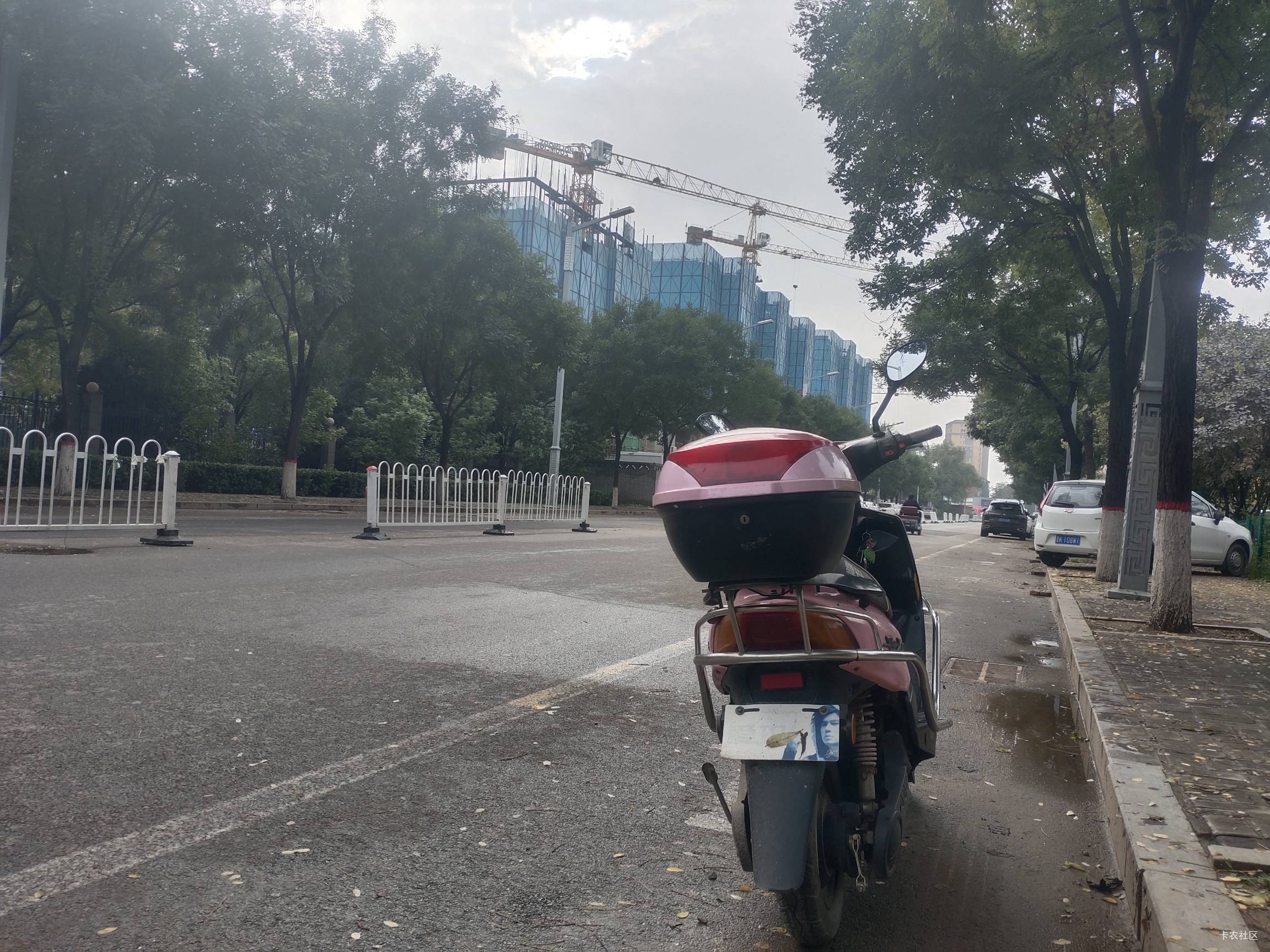 手贱 本来就没钱 玩了几个以小博大都特么成不了 出来修了下电动车又没了几十 全身上下32 / 作者:人生海海鸭 / 