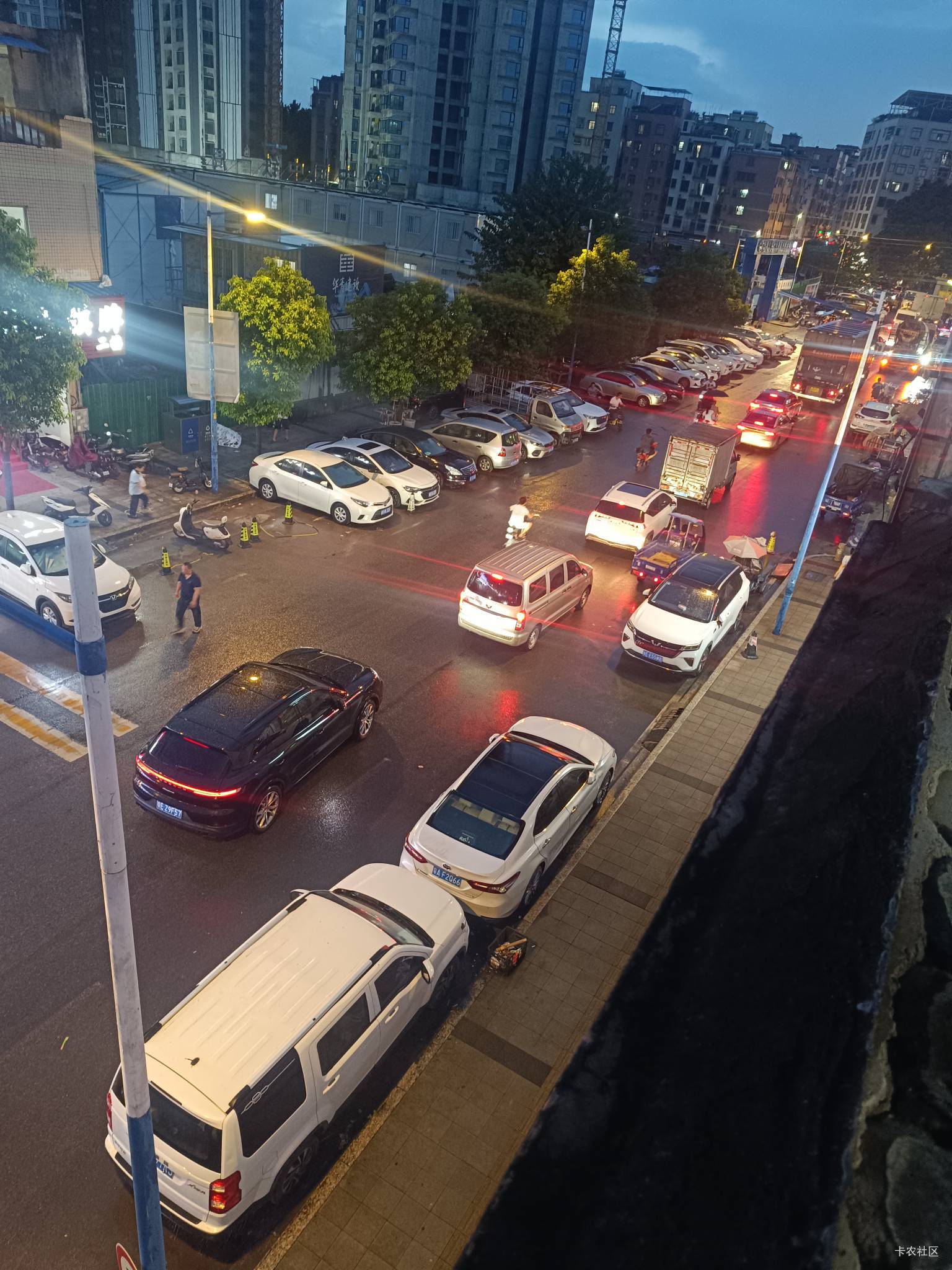 下雨天都那么多车 没什么毛  老哥们都在干嘛呢？




53 / 作者:开弓没有回头箭 / 