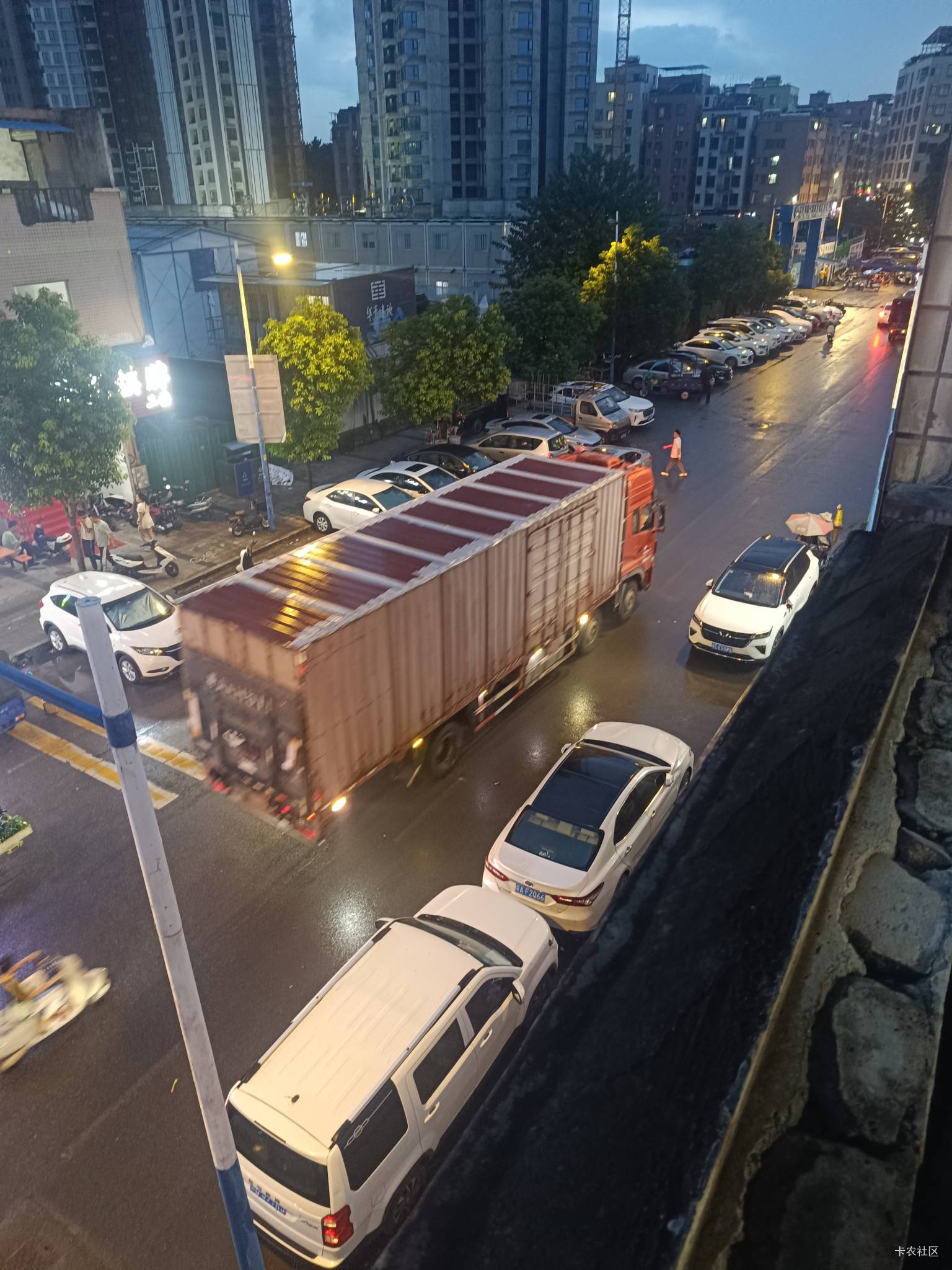 下雨天都那么多车 没什么毛  老哥们都在干嘛呢？




51 / 作者:开弓没有回头箭 / 