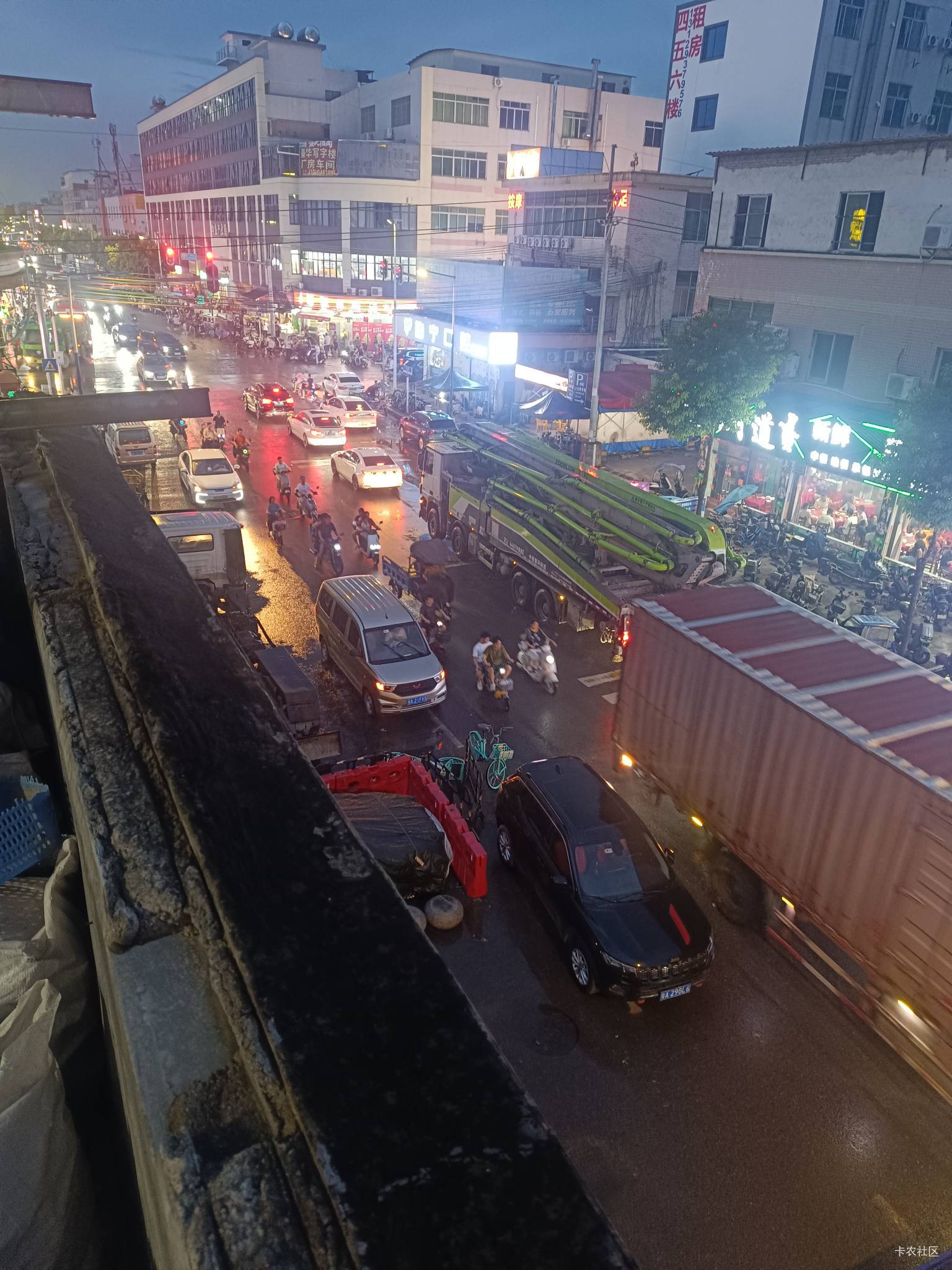 下雨天都那么多车 没什么毛  老哥们都在干嘛呢？




37 / 作者:开弓没有回头箭 / 