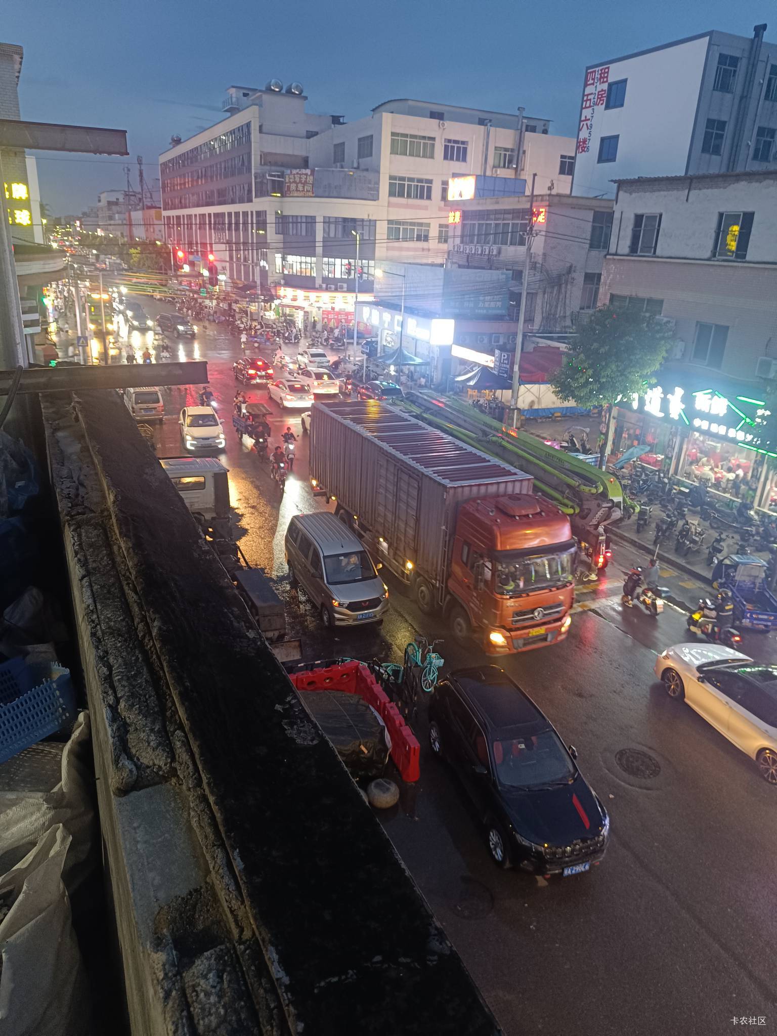 下雨天都那么多车 没什么毛  老哥们都在干嘛呢？




76 / 作者:开弓没有回头箭 / 