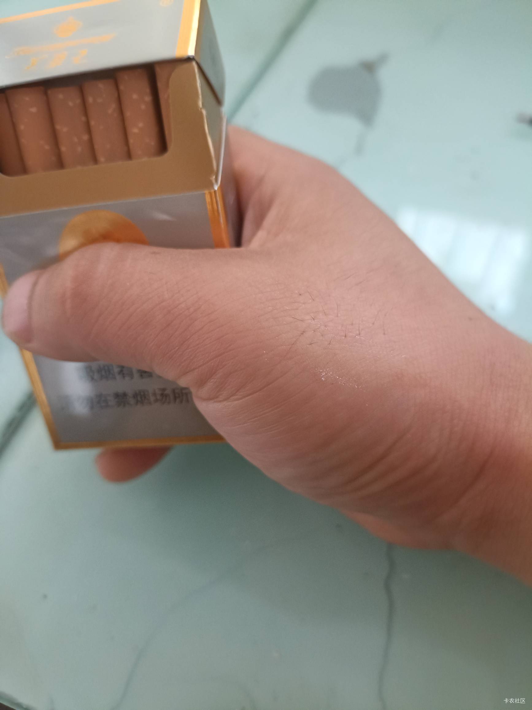 抽烟把自己抽穷了，喝水+抽烟每天低消30什么都没算
7 / 作者:长沙工地哥 / 