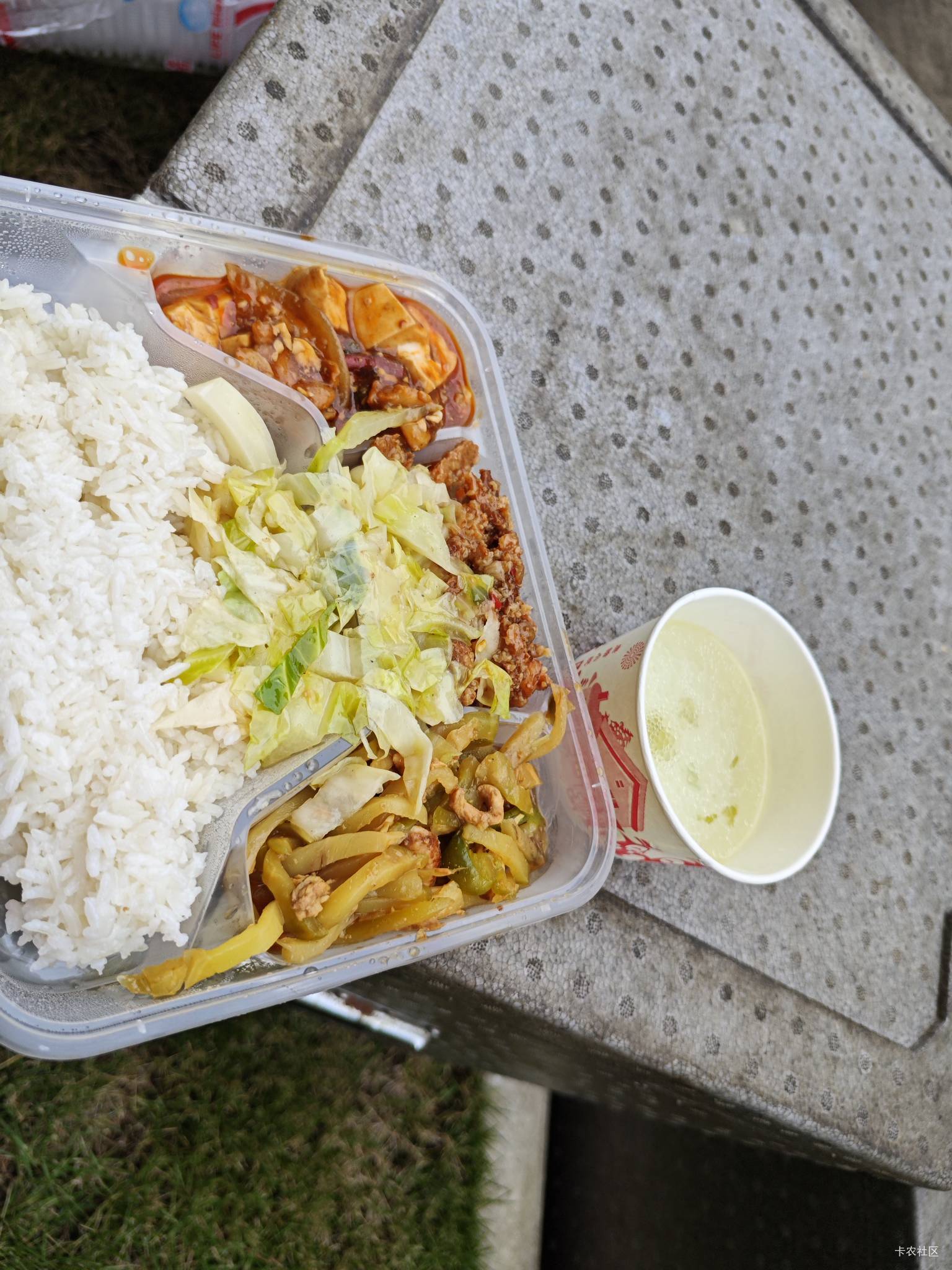 老哥们，第一次干日结，一天三餐都有挂壁盒饭，中介也送一瓶成了，在一个物流仓库。。44 / 作者:突发奇想 / 