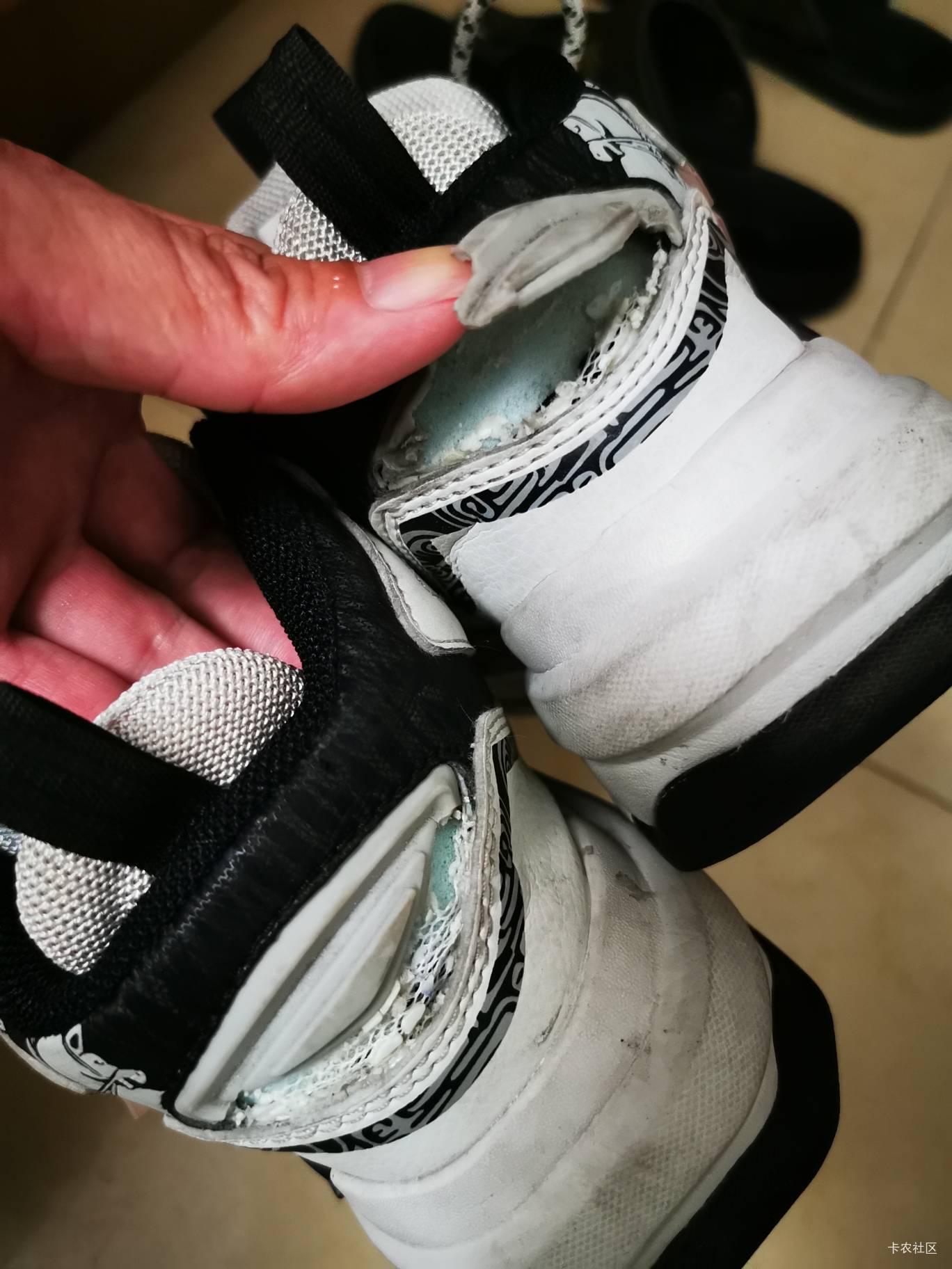 唯品会买了双鸿星尔克运动鞋，才穿2天就烂成这样，以前买的随便穿个一年半载没问题，59 / 作者:卡卡卡卡夫 / 