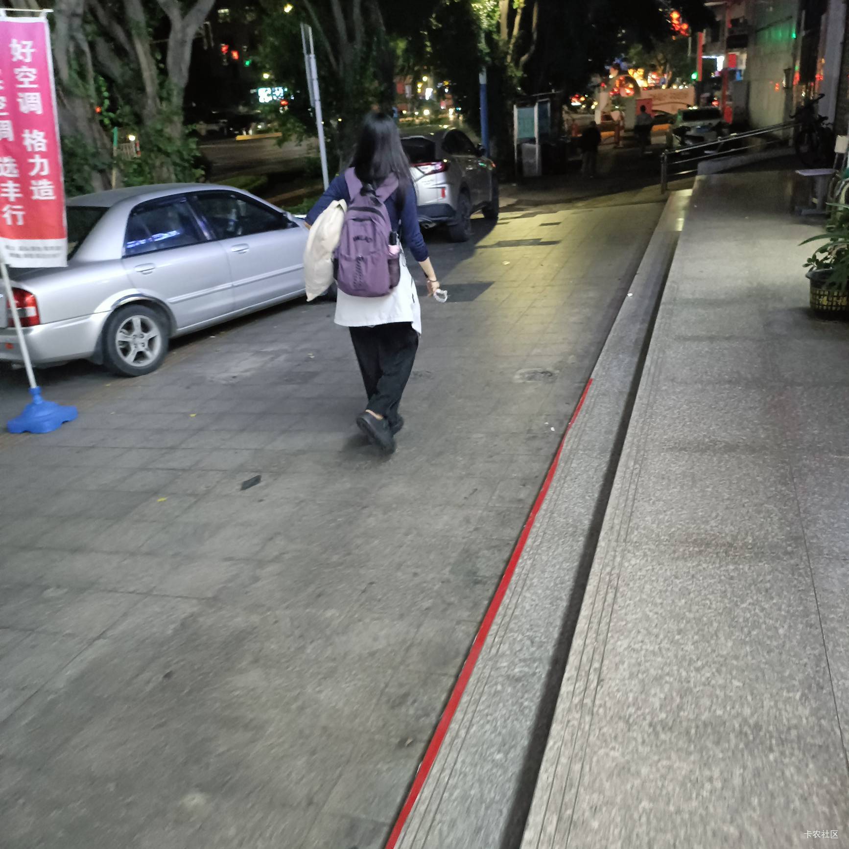 兄弟们！她抱着个枕头跑路是不是被老公赶出门了?我冲上去要微信有机会捡漏吗?

11 / 作者:舔歪了 / 