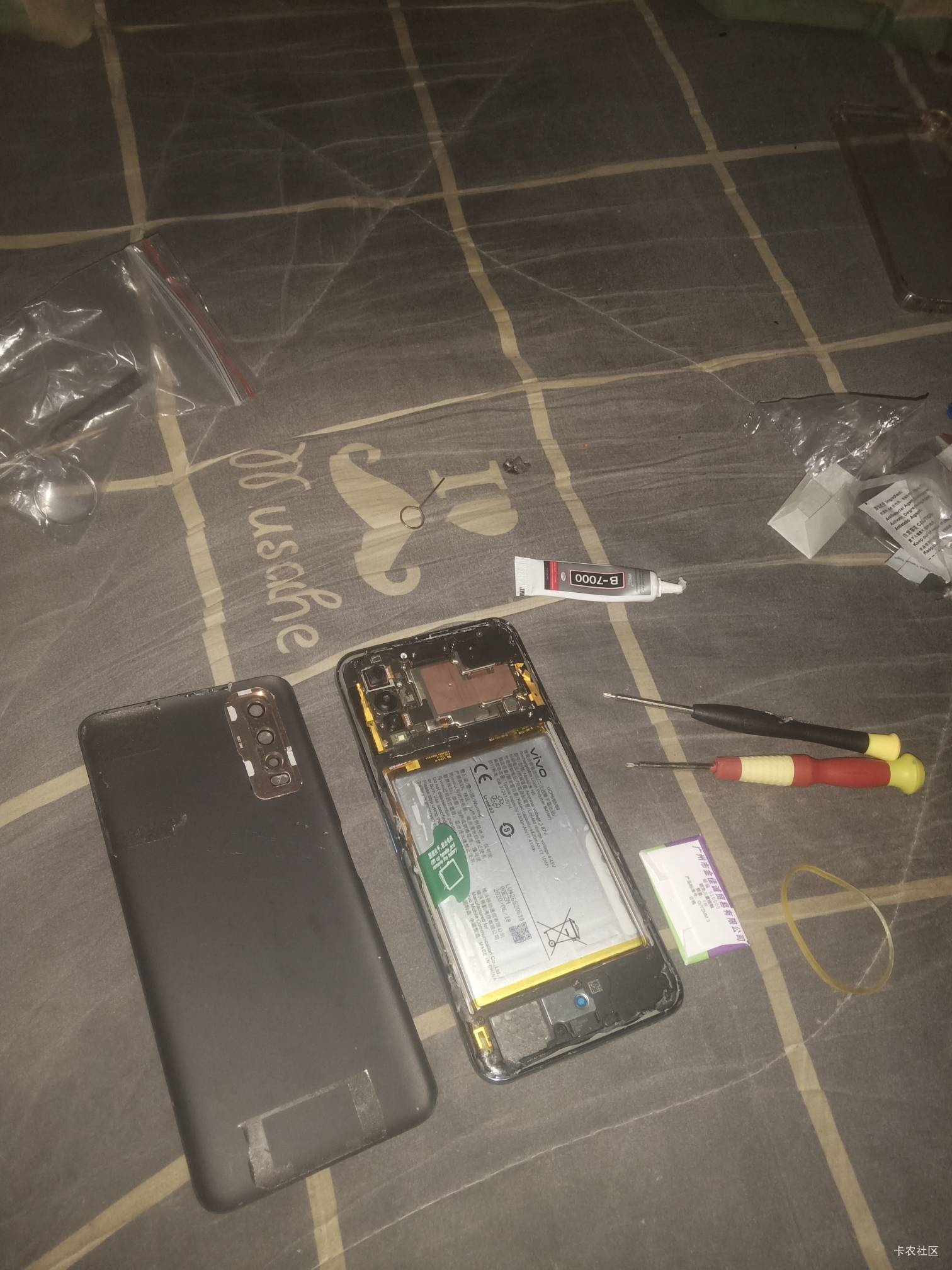 又到了自己换手机电池环节

80 / 作者:晒晒月亮 / 