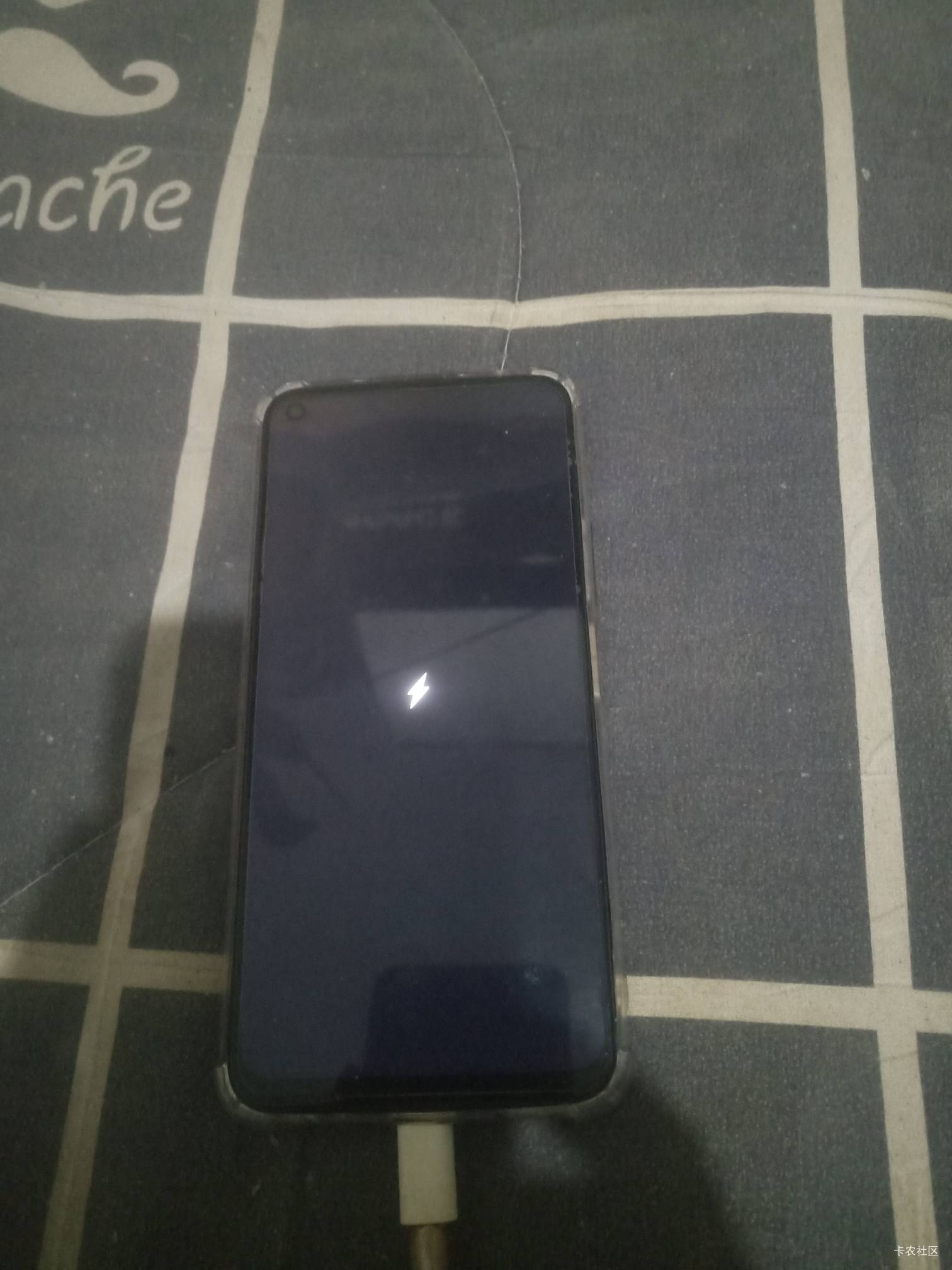 有老哥懂手机的吗，就换了块半年多的闲置电池，现在插上充电器就是闪几下，然后就按啥4 / 作者:晒晒月亮 / 