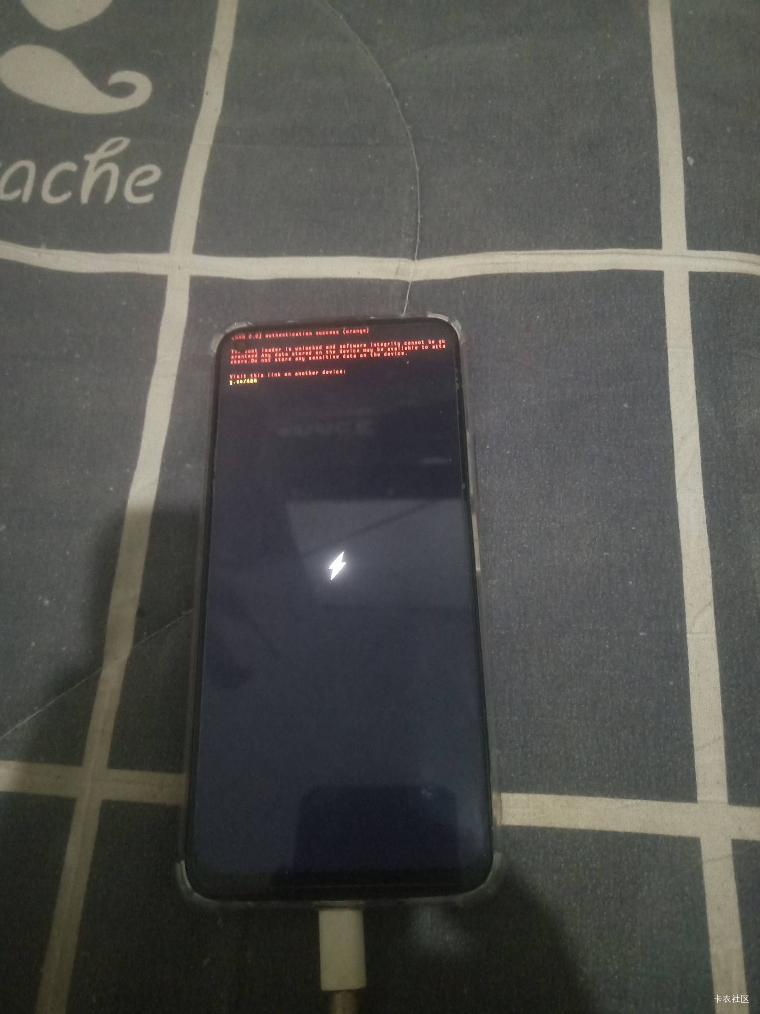 有老哥懂手机的吗，就换了块半年多的闲置电池，现在插上充电器就是闪几下，然后就按啥65 / 作者:晒晒月亮 / 