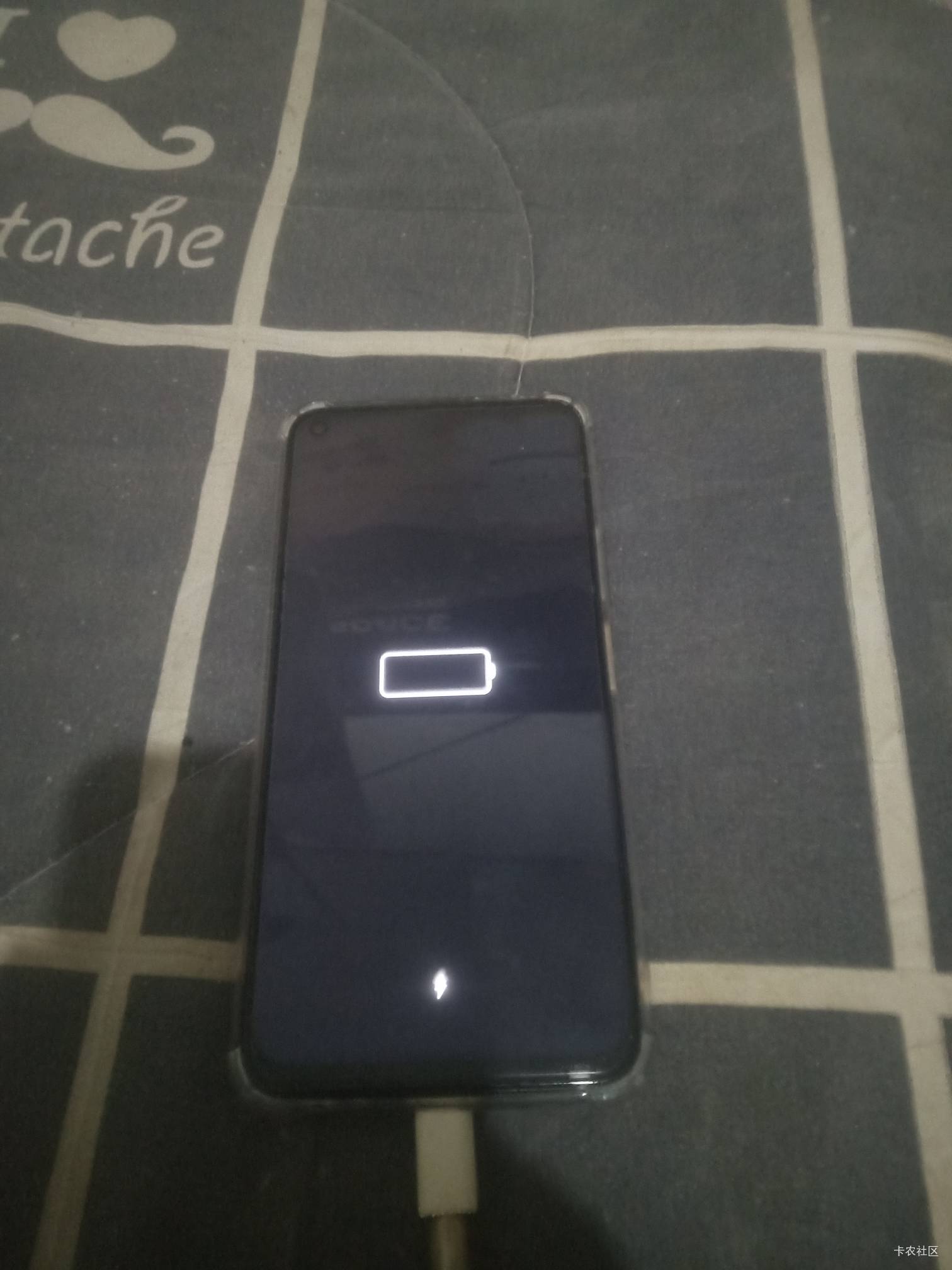 有老哥懂手机的吗，就换了块半年多的闲置电池，现在插上充电器就是闪几下，然后就按啥43 / 作者:晒晒月亮 / 