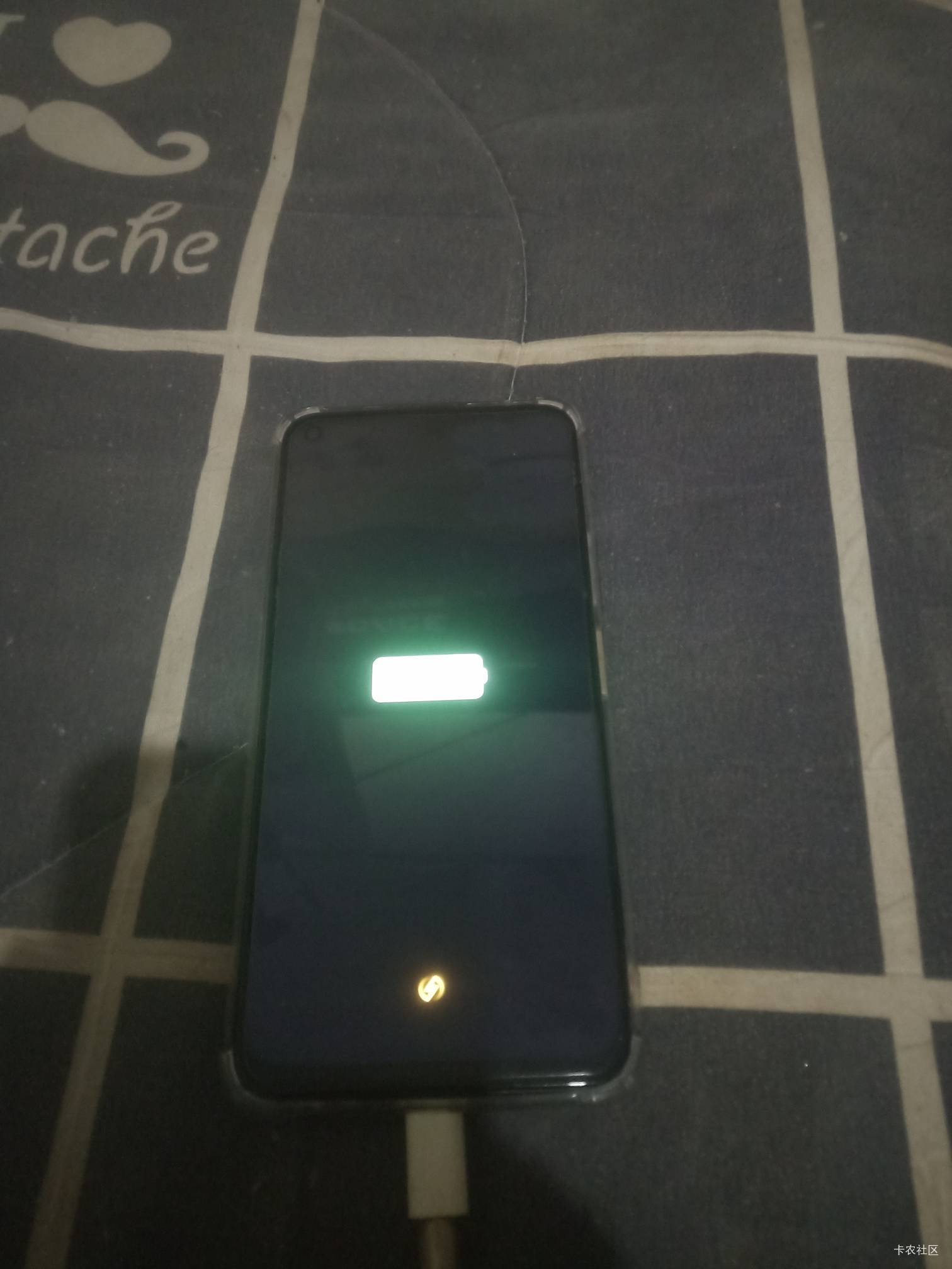 有老哥懂手机的吗，就换了块半年多的闲置电池，现在插上充电器就是闪几下，然后就按啥68 / 作者:晒晒月亮 / 