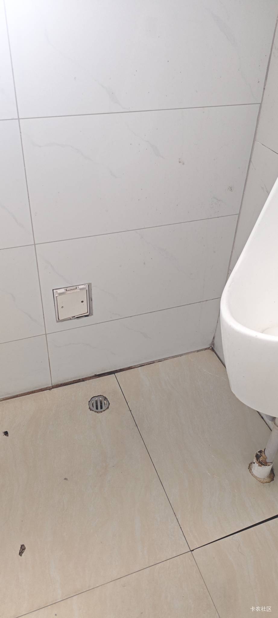 东莞的公厕插口都封的死死的，怎么充电？


35 / 作者:卡农豆包 / 