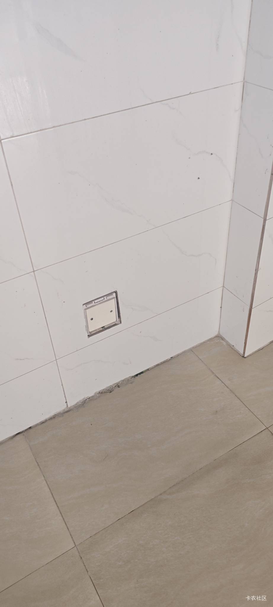 东莞的公厕插口都封的死死的，怎么充电？


15 / 作者:卡农豆包 / 