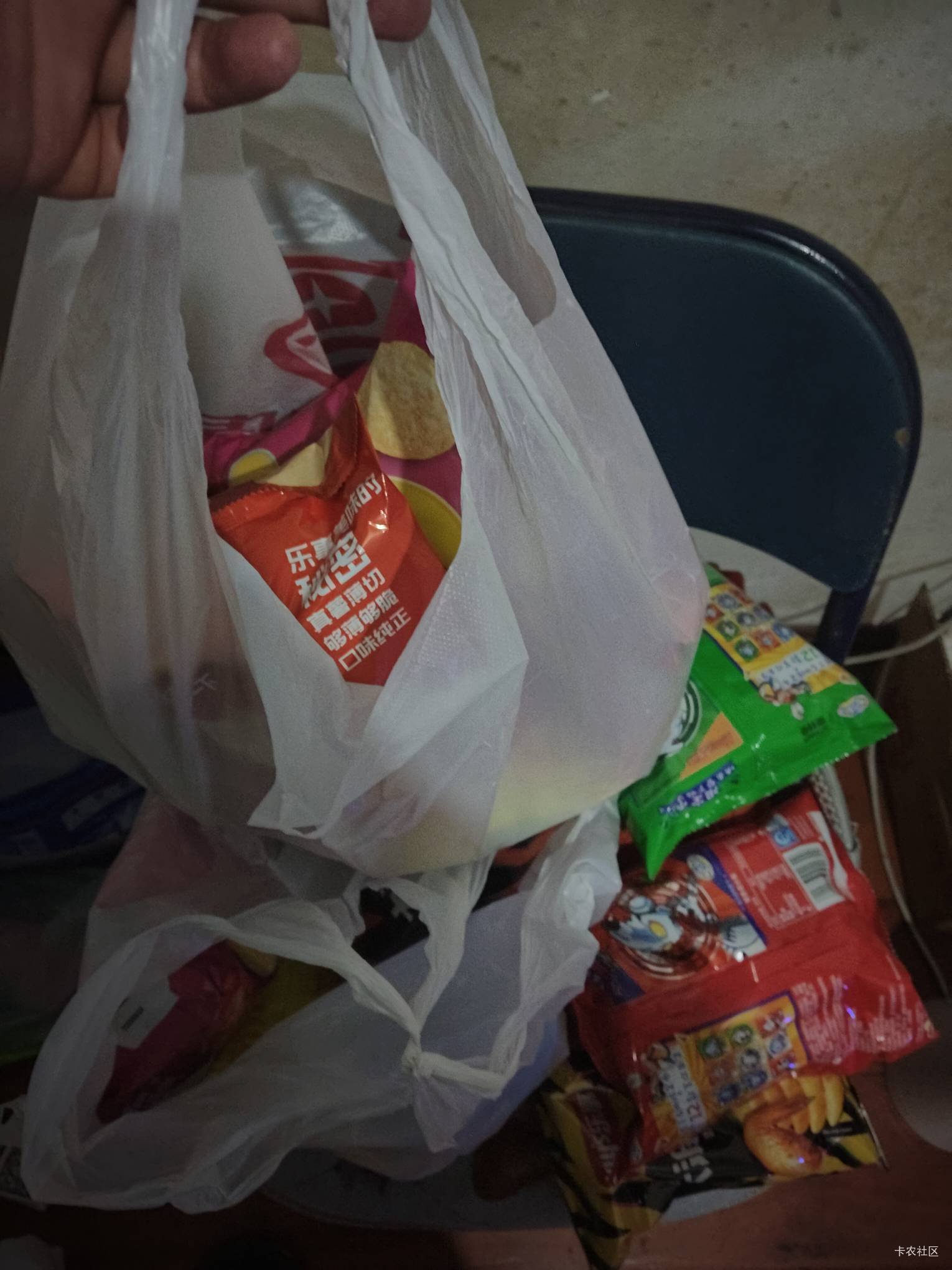 老哥们你们说我是不是开心就好 看到有卷就忍不住想买，这两天买一大堆零食一口没吃，34 / 作者:不语人生 / 