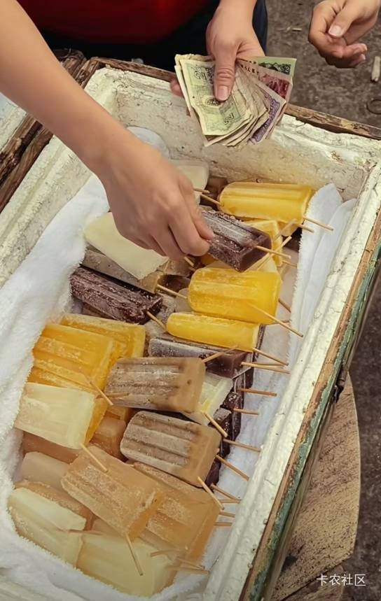 小时候一毛钱的快乐，现在多少钱也买不来的快乐




55 / 作者:卡农最后一位帅哥 / 