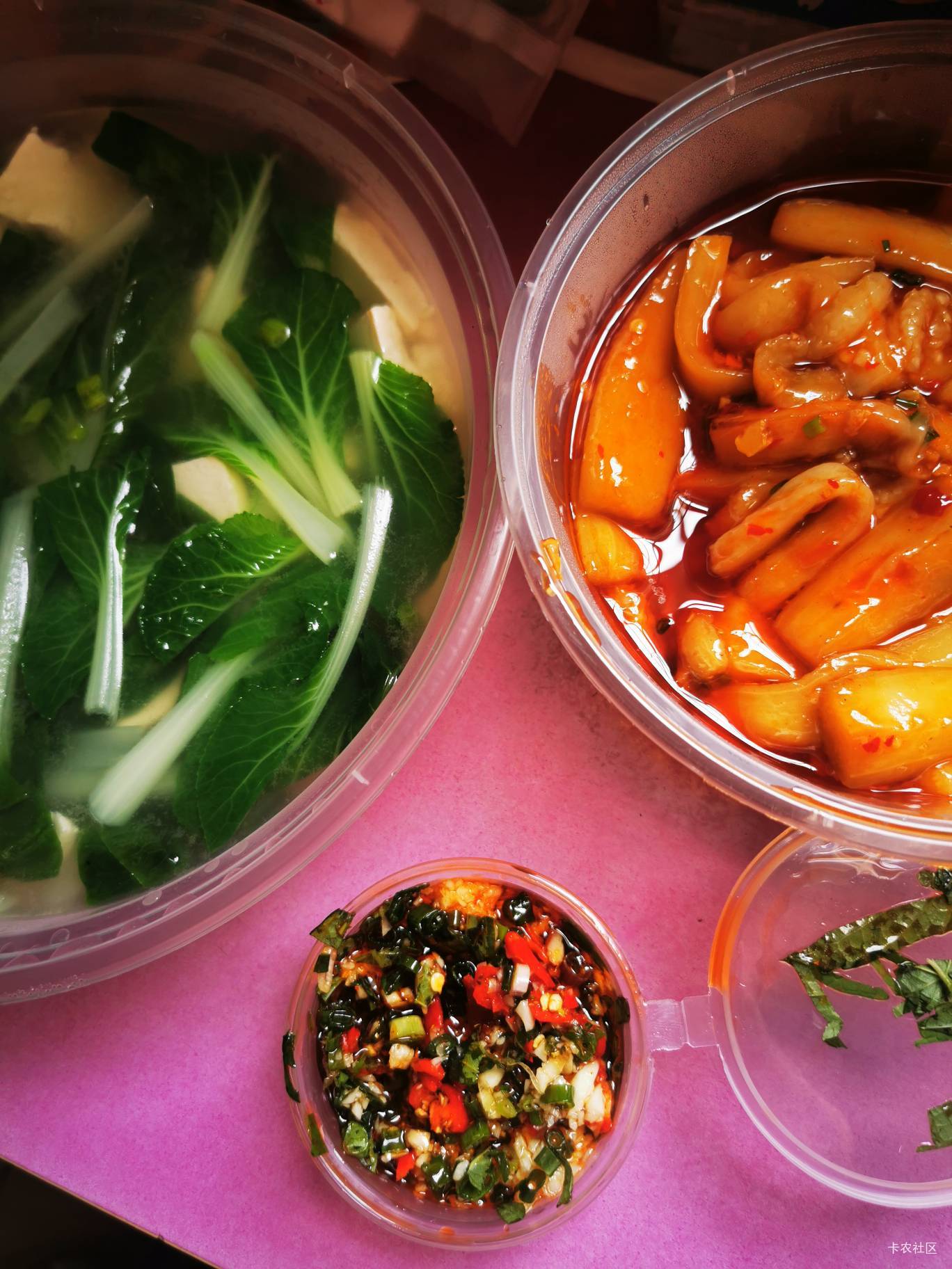 这川菜馆的老板是有什么执念么，点俩素菜还给个辣椒味碟

75 / 作者:阿生的故事 / 