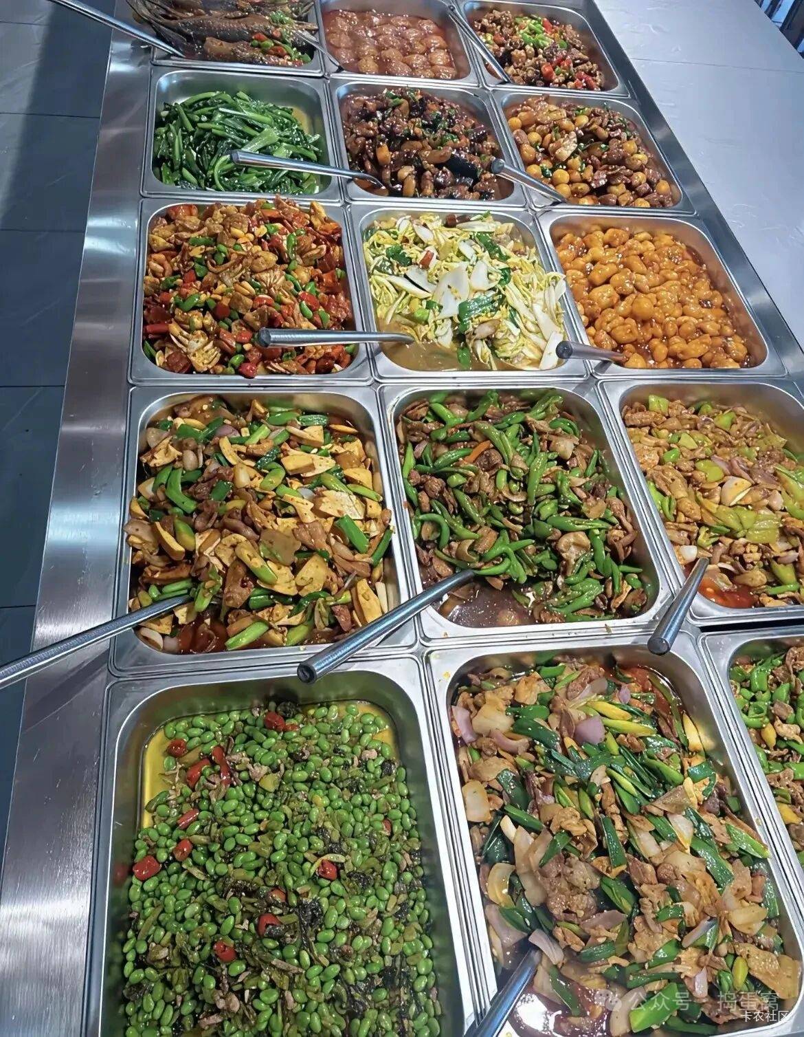 在美团上58块钱订了一个酒店房间，昨晚12点左右关灯正躺床上玩着手机有客人用房卡开门99 / 作者:二娃宝妈 / 