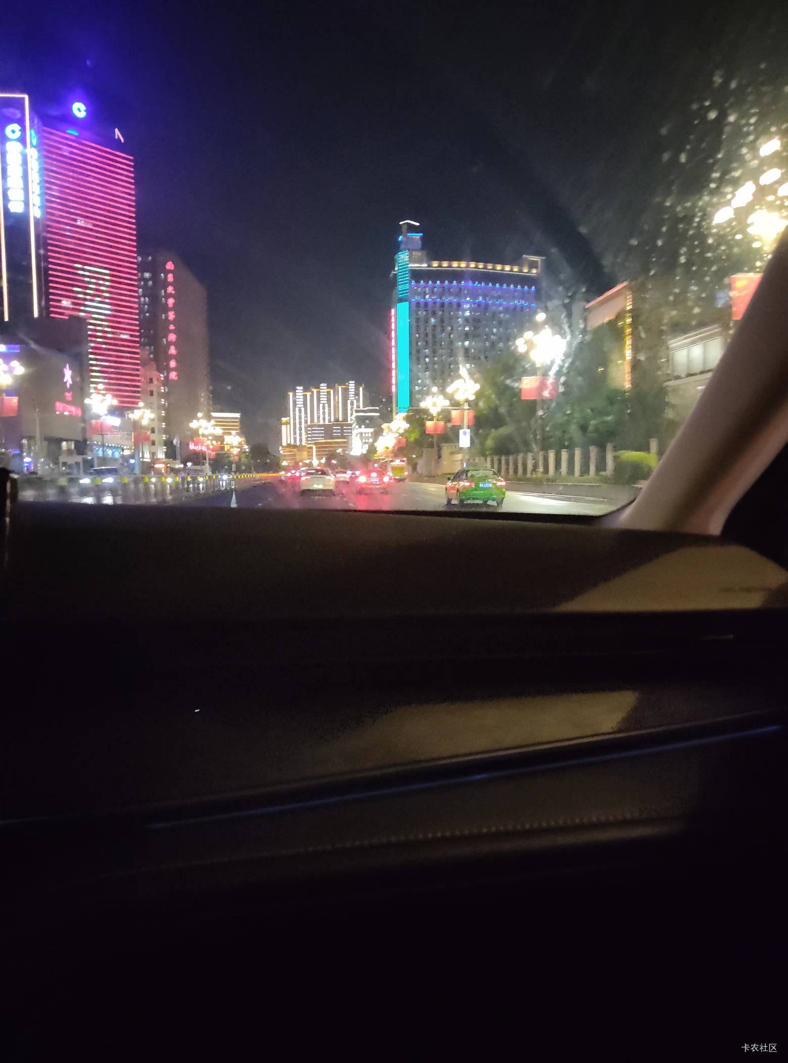 搞了包黑利群  全身家当五百毛来市里喝酒了  朋友约了两个少妇  又是美滋滋的一天



36 / 作者:不伦不类很正经 / 