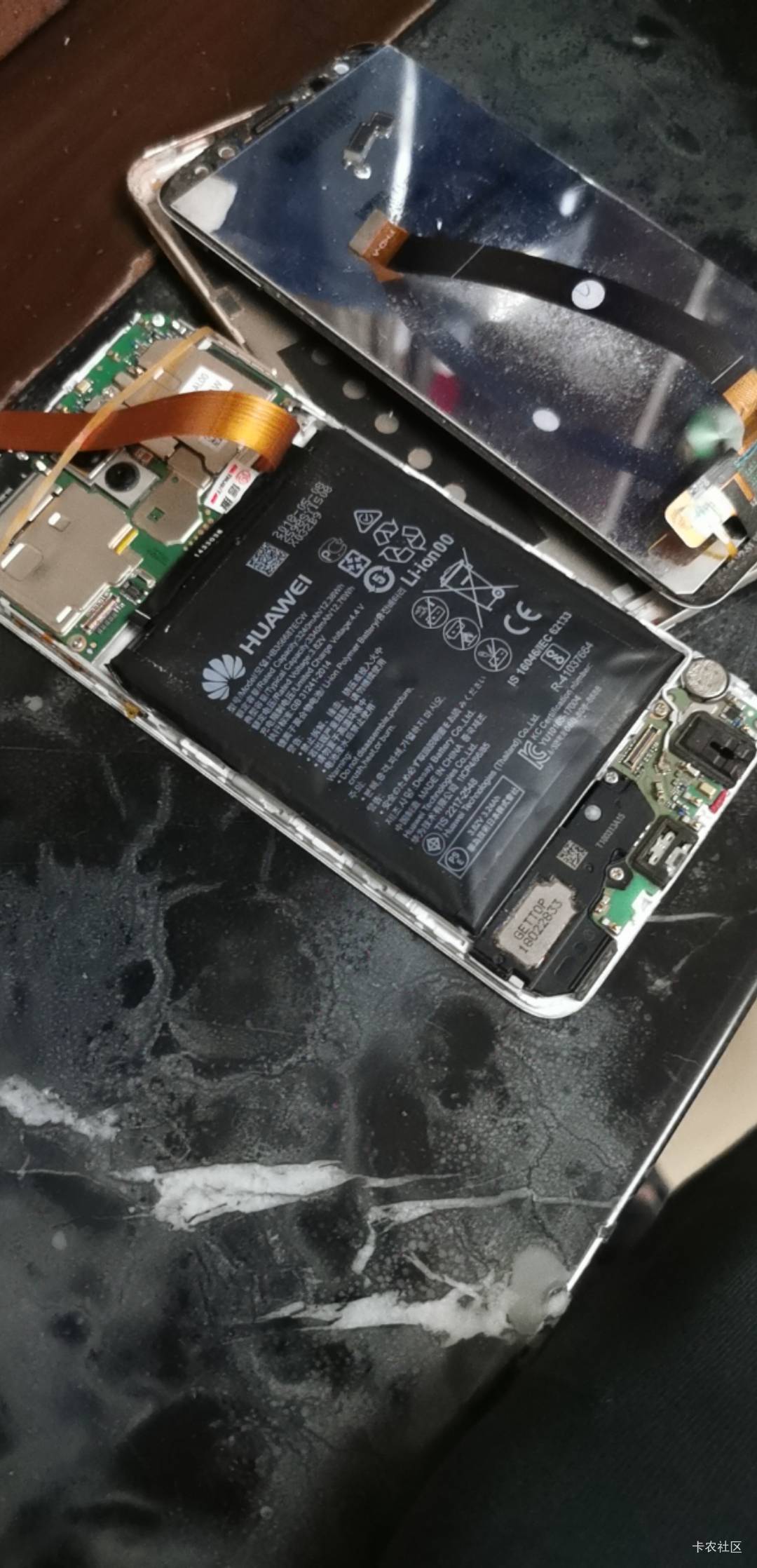 这电池鼓包了，软软的拆不动，怎么贴那么紧。。。

38 / 作者:卡卡卡卡夫 / 