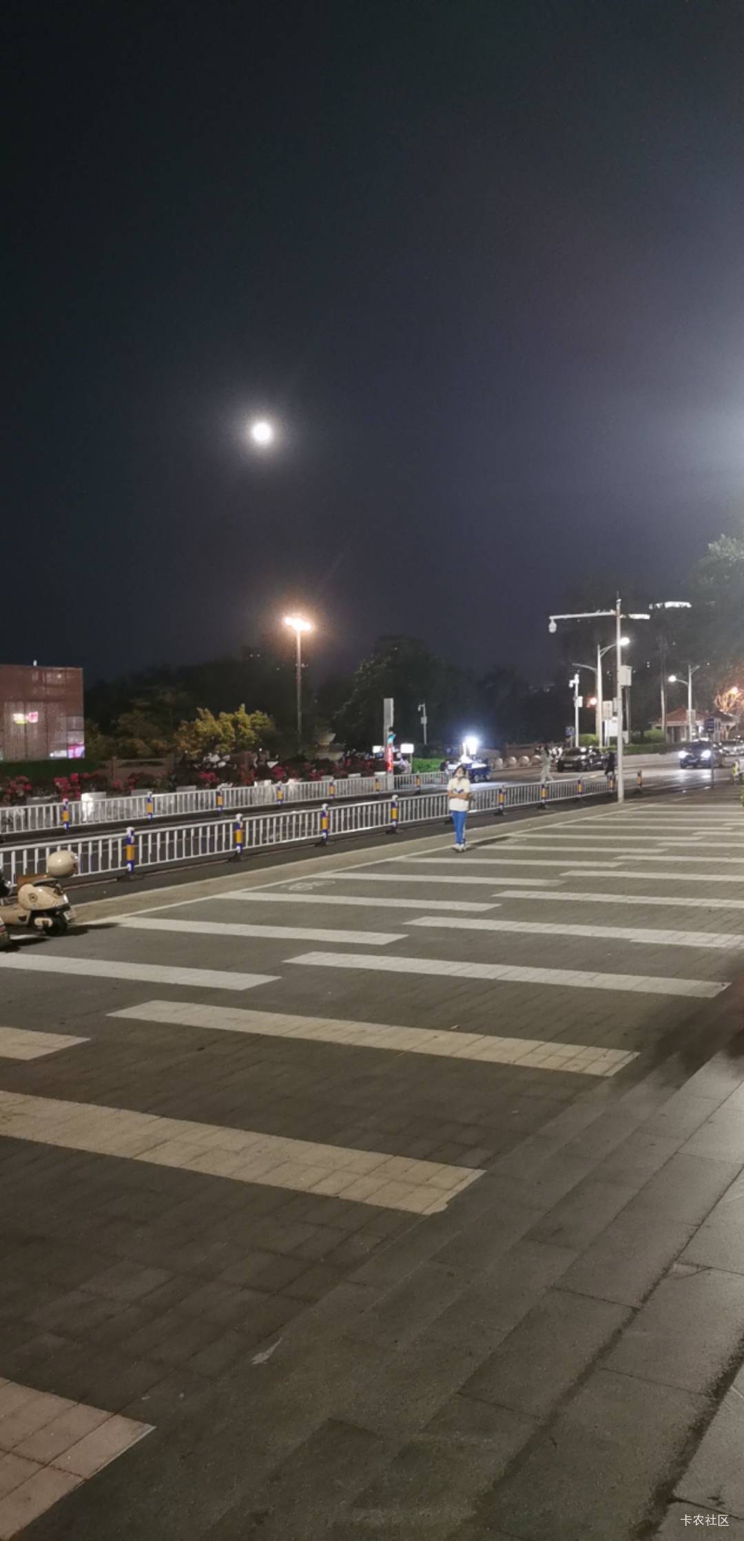 早上吃了一个肠粉到现在，不是很饿。
话说，今晚的月亮真美。有时候，就算没钱，也可19 / 作者:卡卡卡卡夫 / 