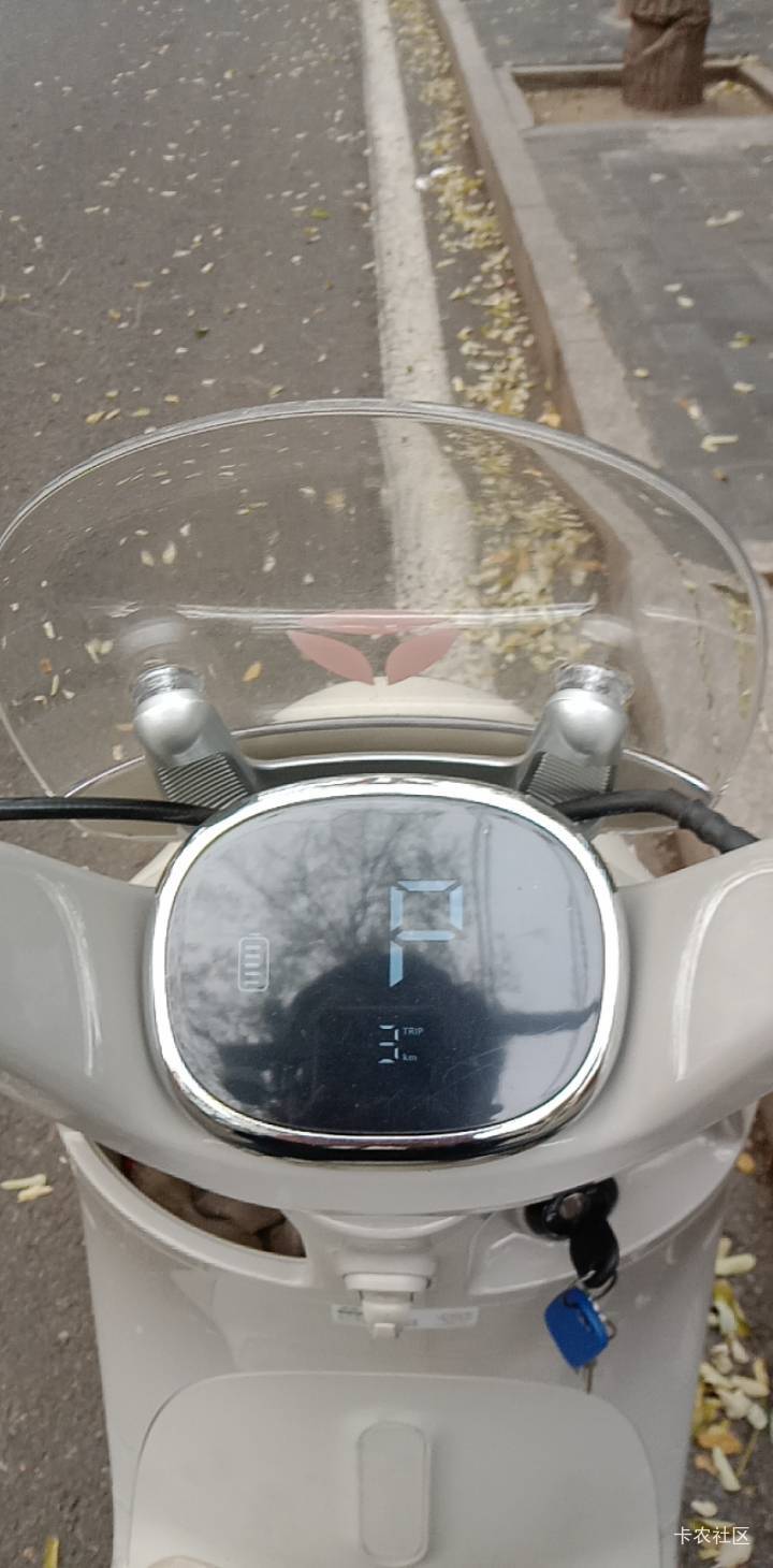 骑电车在外面溜达，发现一家没开门还挂团购的店。抖音，美团。以下单，坐等赔付团购券32 / 作者:mmmmkbh / 