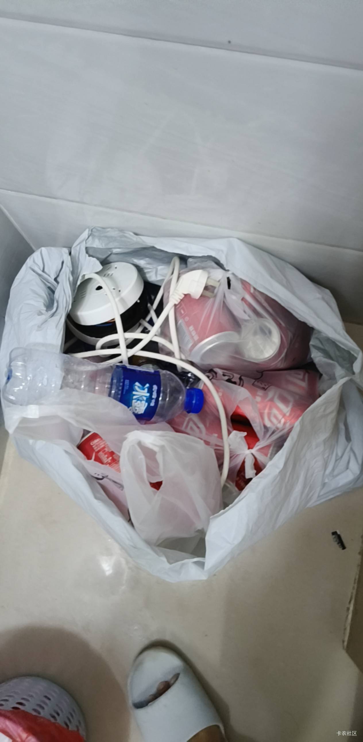 外面捡了一点废瓶，能卖多少钱，够包烟钱吗

97 / 作者:老哥只爱卡农 / 