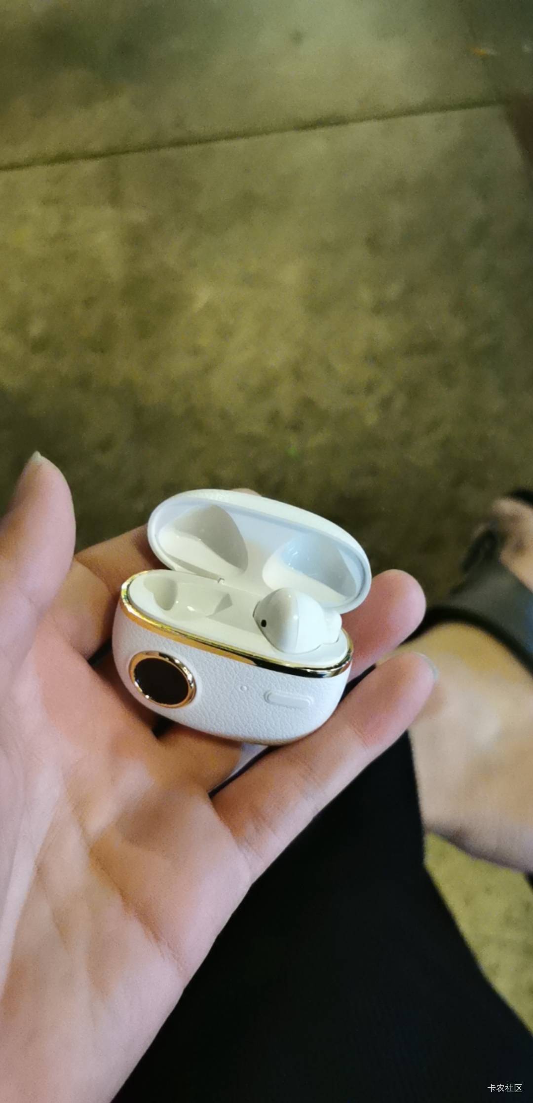 不得不说，得物这一块钱耳机真硬，一次可以听四五个小时，就是希望别坏太快，一点不输74 / 作者:卡卡卡卡夫 / 