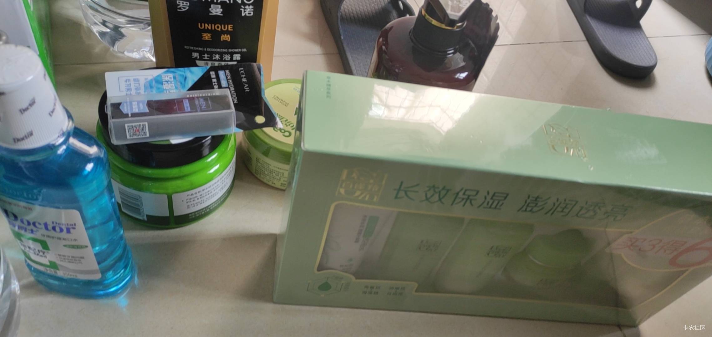 老哥们今天花了600买了保养品还有医用面膜88 想把自己脸搞好 




61 / 作者:唉唉唉131 / 