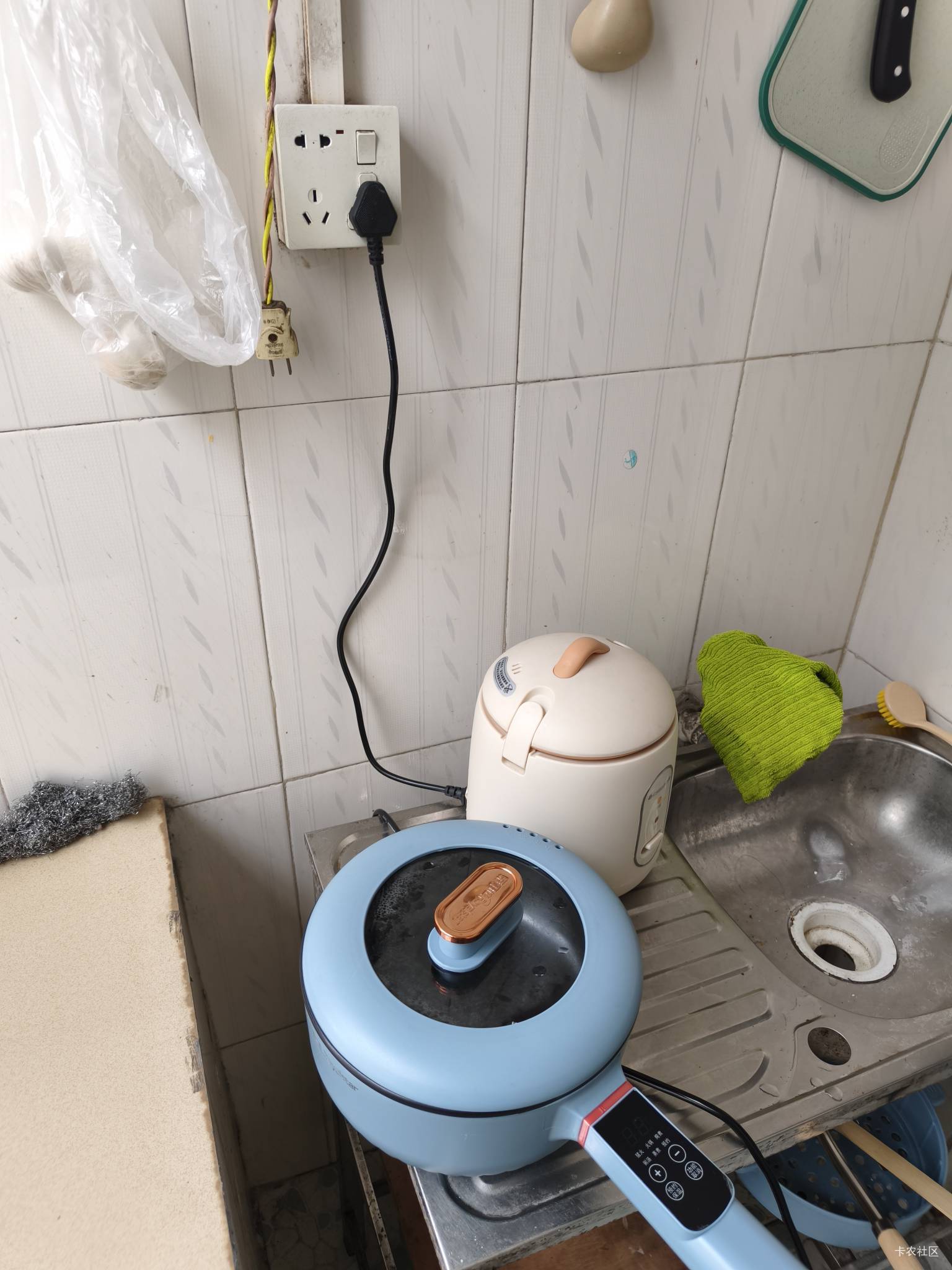 挂壁房就是挂b房，这两个人都不能同时用哦。闸都不跳了，居然把电表都搞烧了。

16 / 作者:斗篷 / 