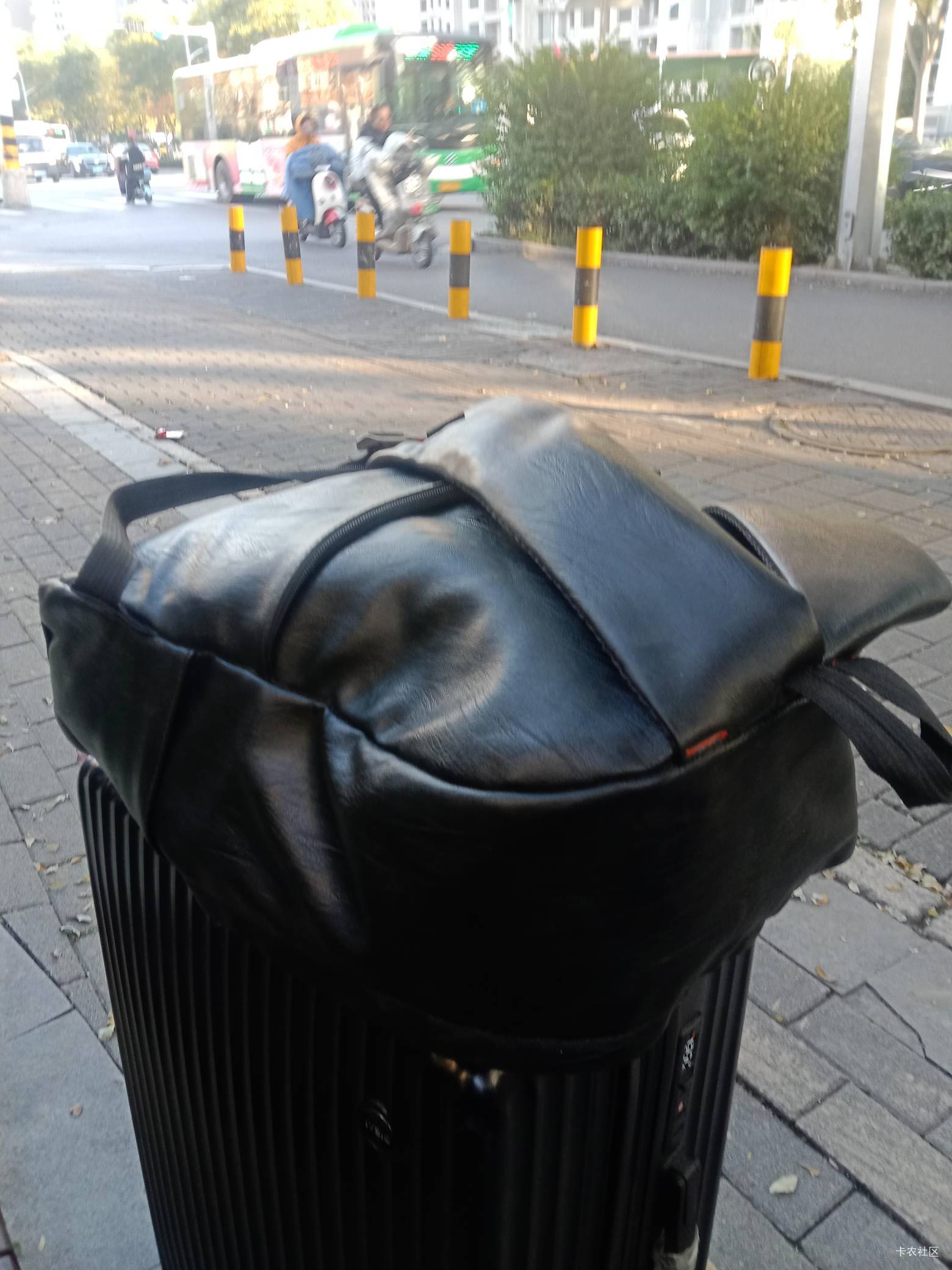 我拿着行李在路边坐着，为啥走路的骑车的过来就看我。我的本来就内向，现在我的内心非90 / 作者:mmmmkbh / 