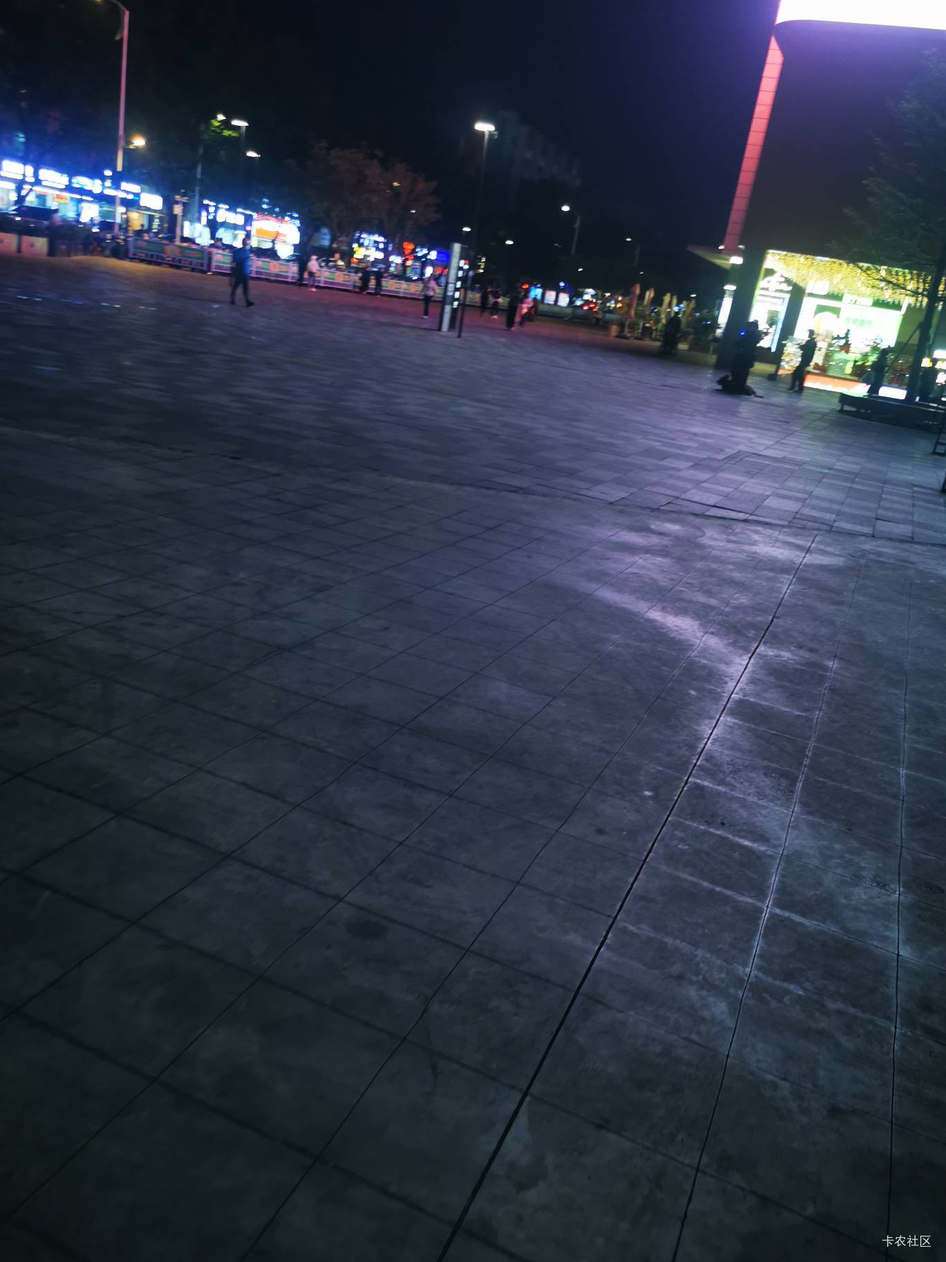 我在等待什么？我在期待什么？
每天四处游荡漫无目的不知去处，身心俱疲。全身穿着5年79 / 作者:卡卡卡卡夫 / 